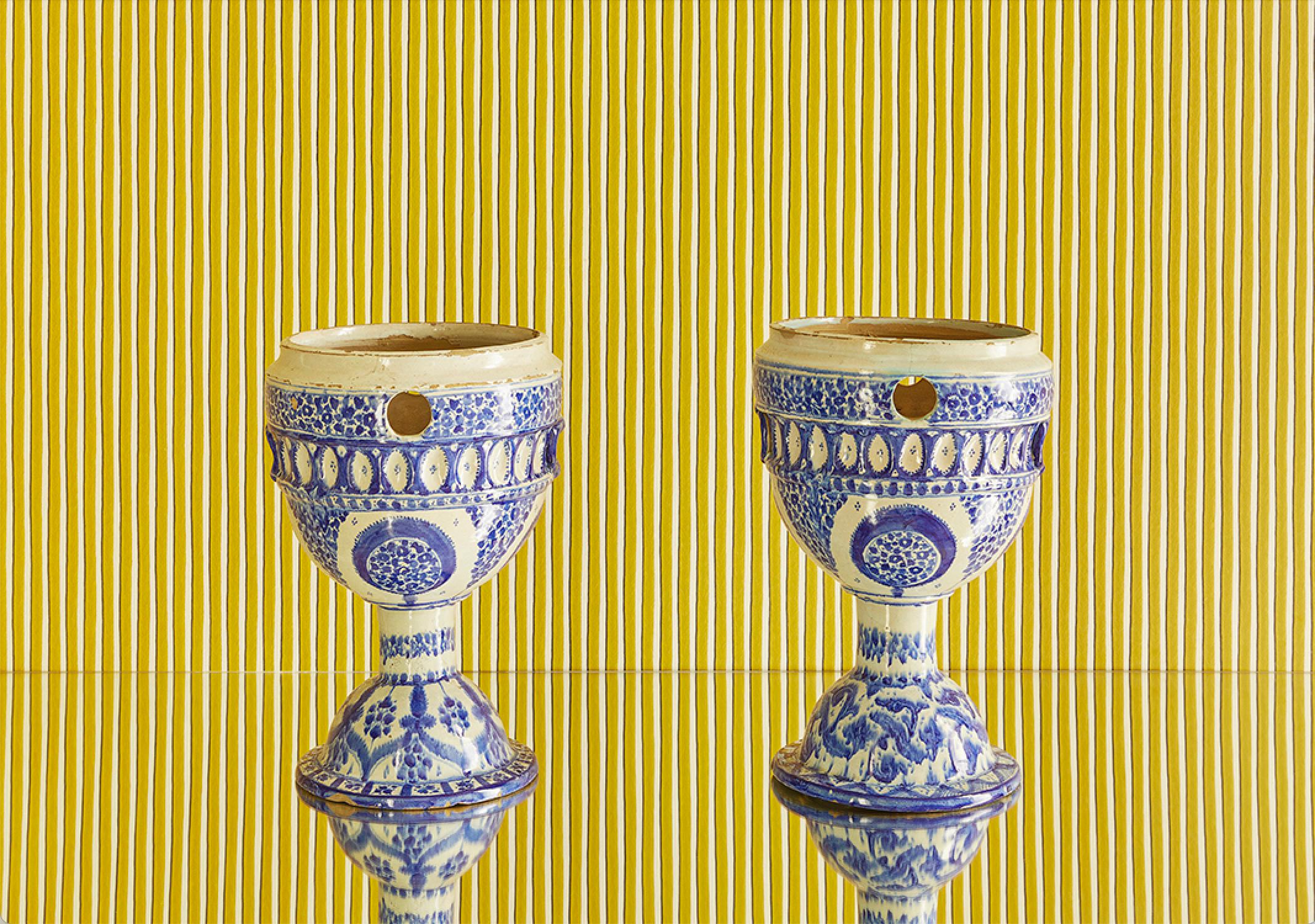 Europe, 20th Century

A pair of flowers pots on tall bases wiht blue decorations.

H 31 x Ø 22 cm