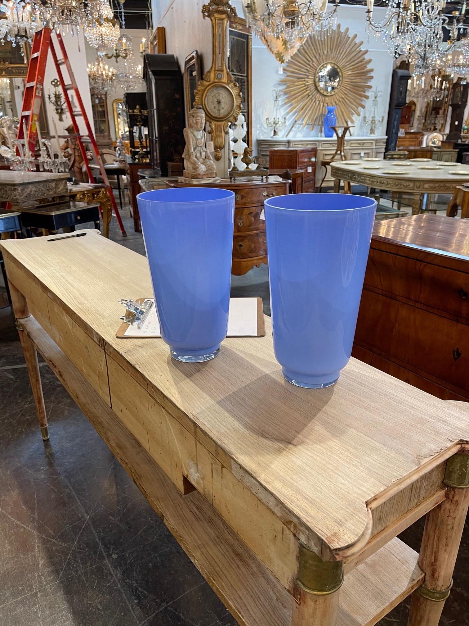 Zwei blaue Muranoglas-Vasen, Paar (Italienisch) im Angebot
