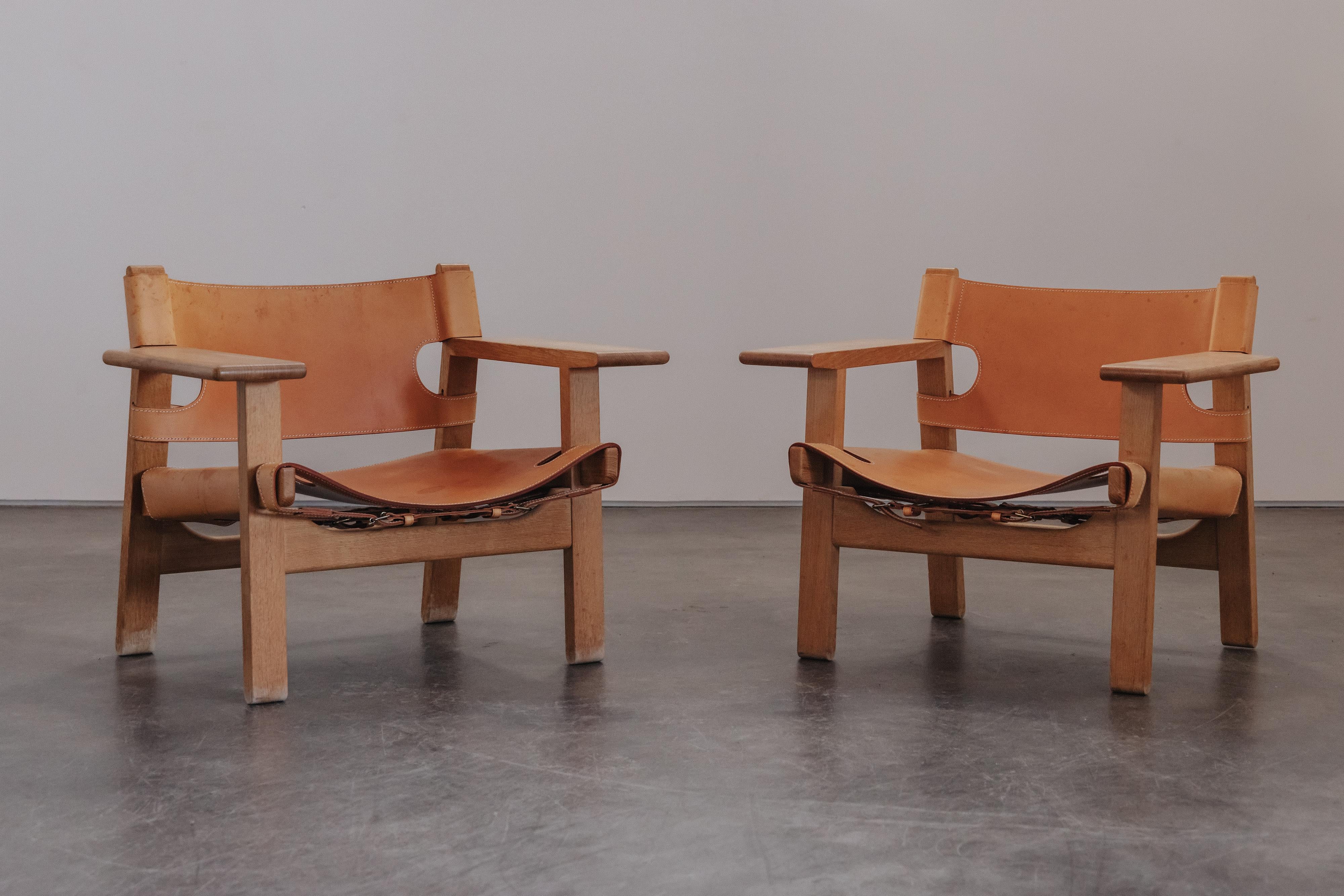 Vintage Pair of Borge Mogensen Spanish Chairs aus Dänemark, CIRCA 1980.  originaler cognacfarbener Lederbezug auf einem massiven Eichengestell.  