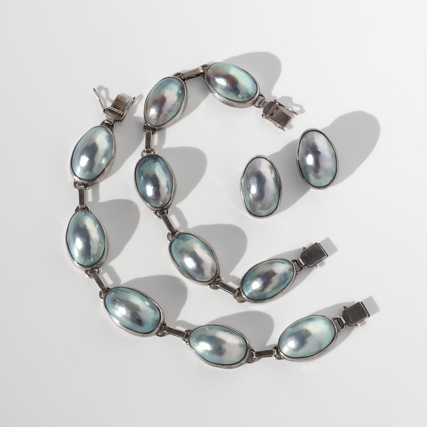 Vintage pair of bracelets. Silver and Grey Mother of Pearl. For Sale 6