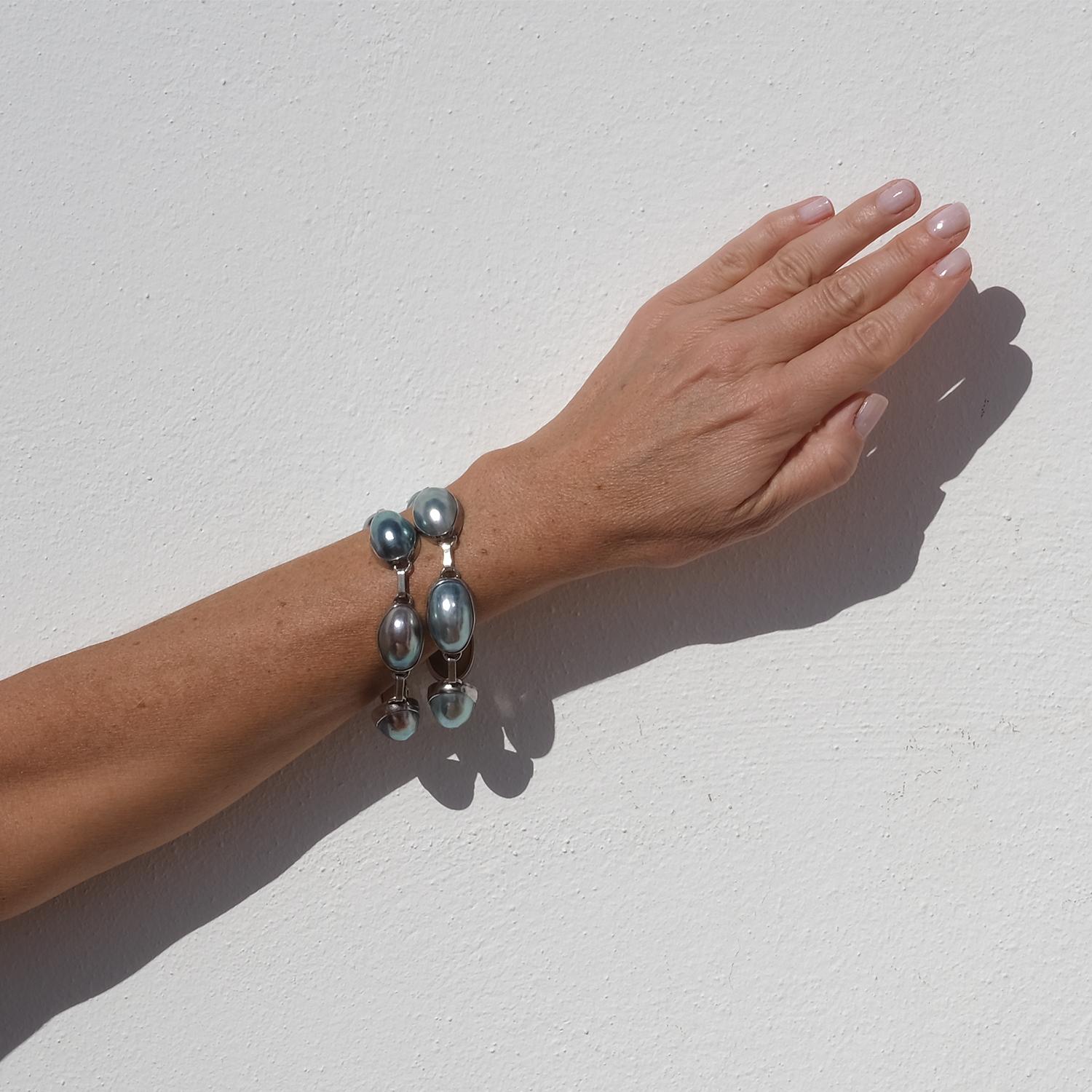 Vintage pair of bracelets. Silver and Grey Mother of Pearl. For Sale 7