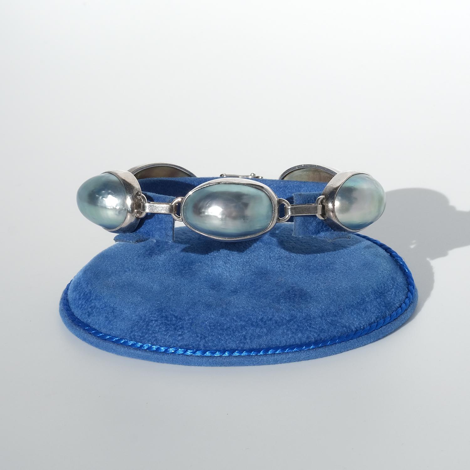 Vintage pair of bracelets. Silver and Grey Mother of Pearl. In Good Condition For Sale In Stockholm, SE