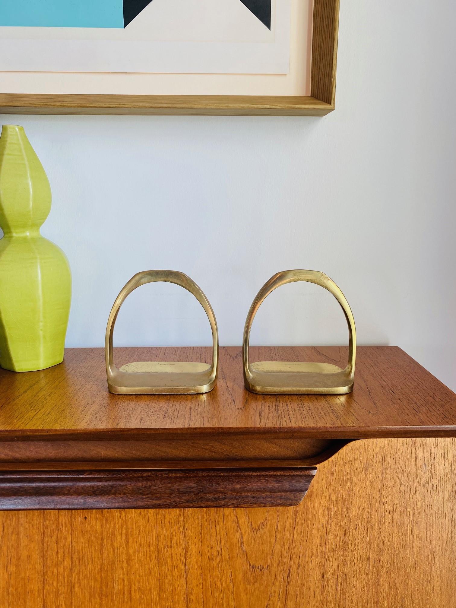 Vintage Pair of Brass Hermes Style Horse Saddle Stirrup Bookends In Good Condition For Sale In San Diego, CA