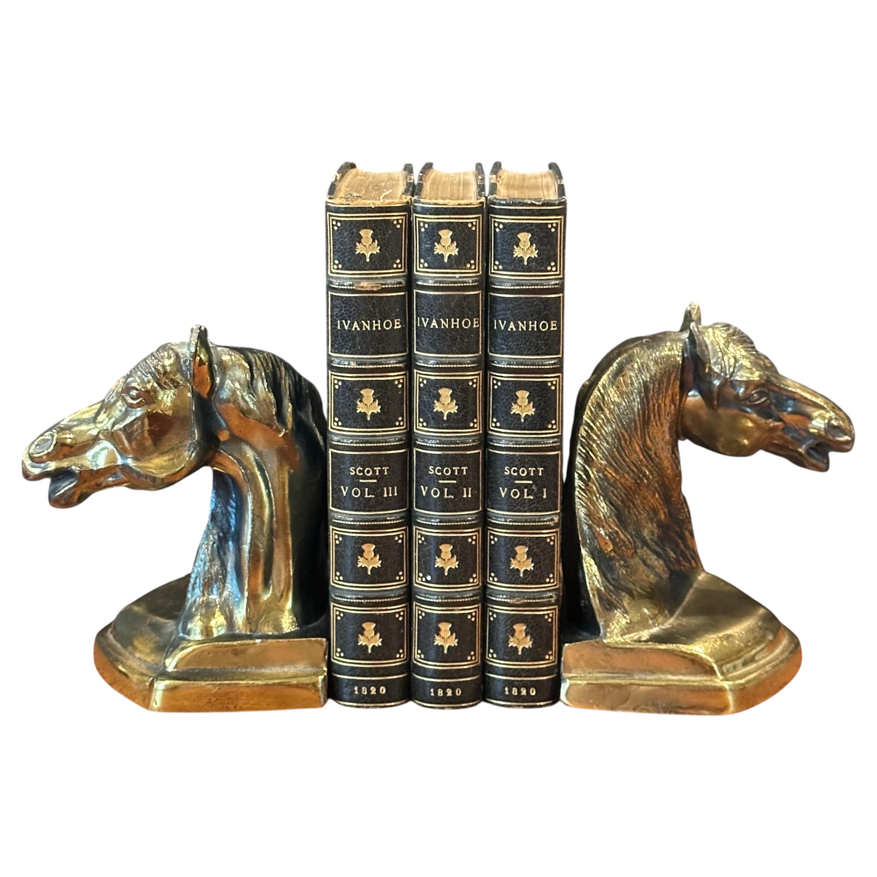Par de sujetalibros vintage de latón con cabeza de caballo en venta