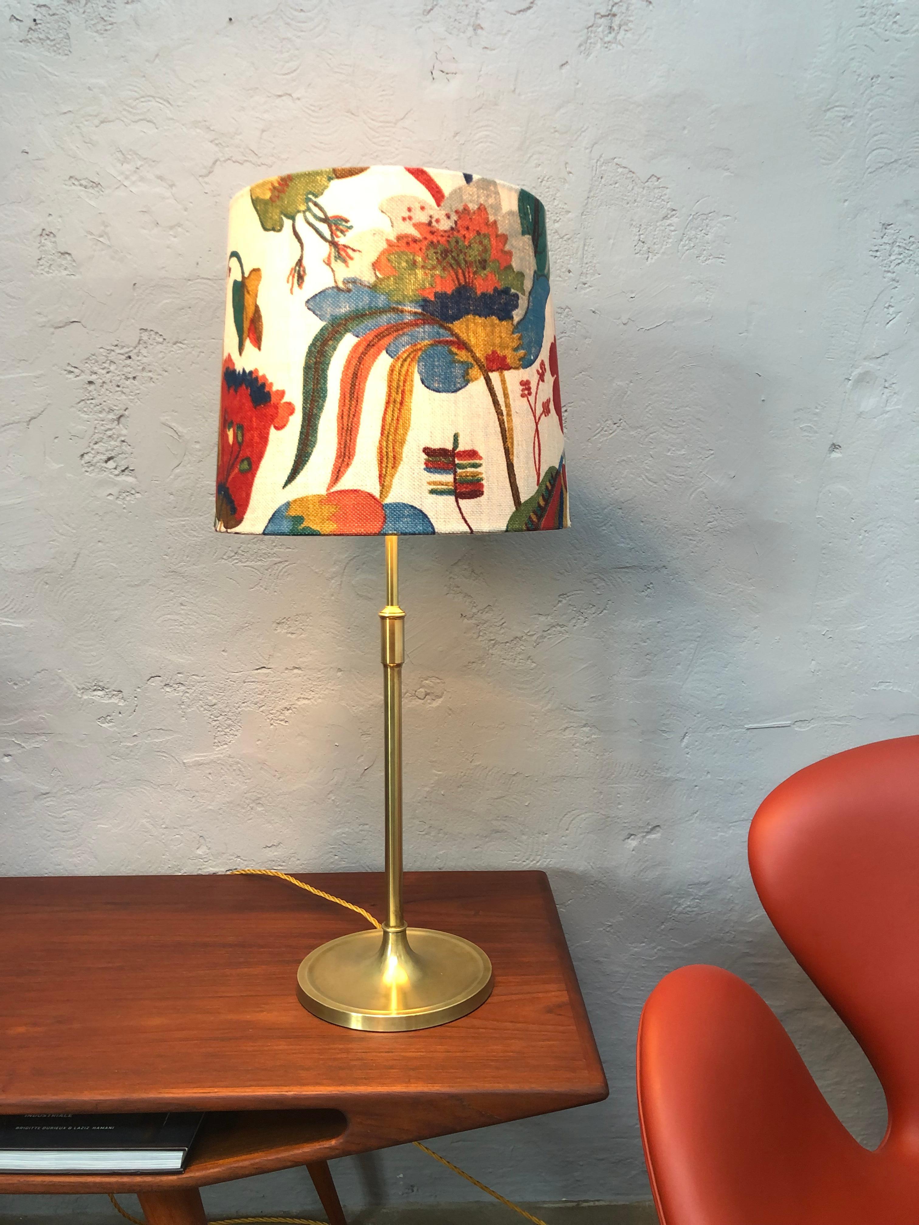 A large telescopic vintage brass table lamp model 328 designed by Esben Klint for Le Klint from the 1960s. .
Telescopic stem that can be extended from 61 to 81cm so it can also be used as a table or floor lamp.
Rewired and grounded with gold cloth
