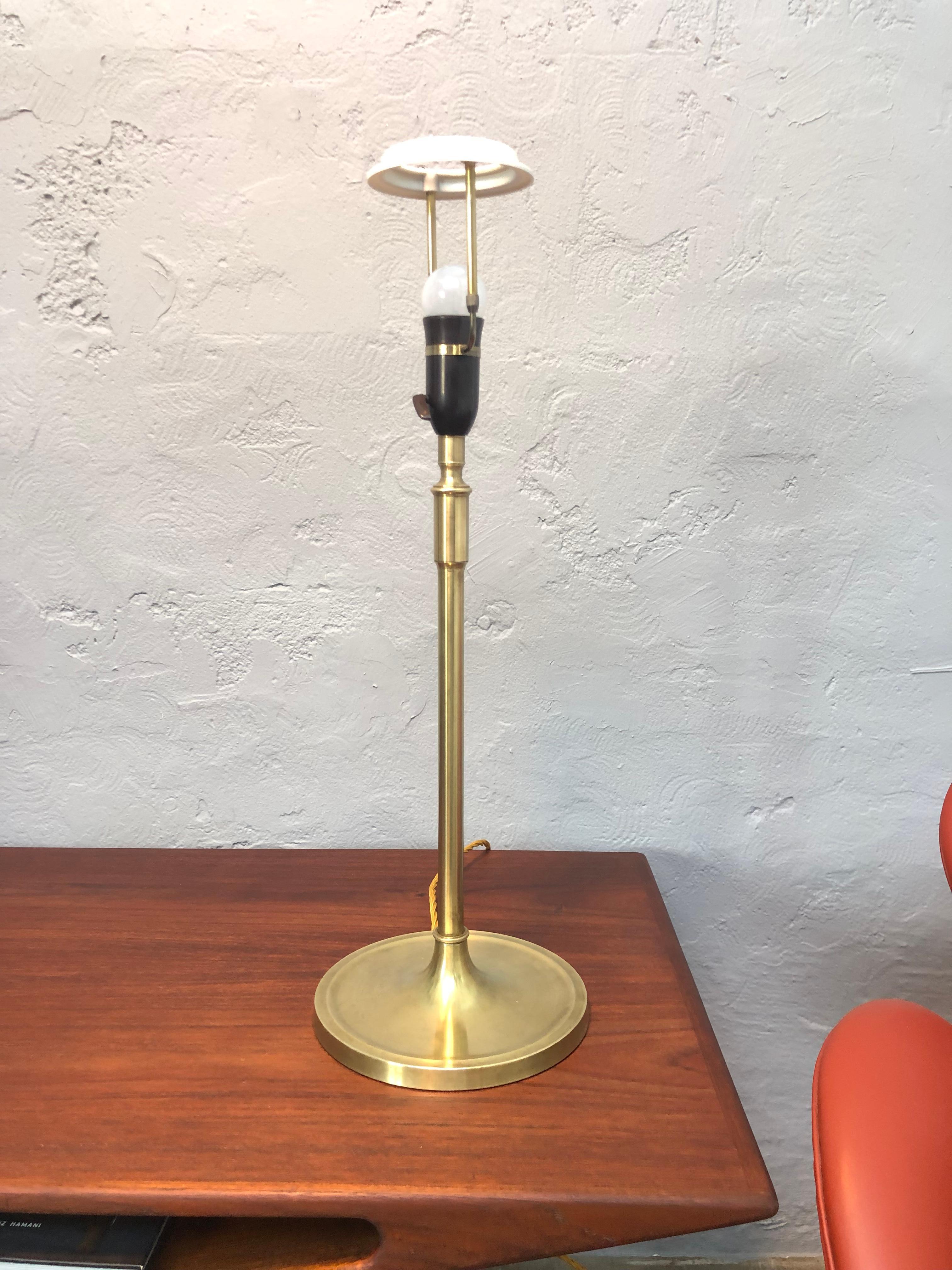 Ein Paar Messing-Tischlampen von Esben Klint für Le Klint aus den 1950er Jahren (Mitte des 20. Jahrhunderts) im Angebot