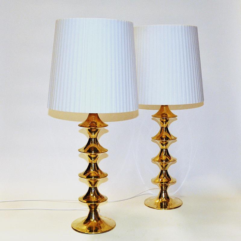 Ein perfektes Paar Messing-Tischlampen von Elit AB - Schweden 1960er Jahre. Klassische Lampen aus der Mitte des Jahrhunderts, die als Paar oder einzeln aufgestellt werden können. Massive, gedrehte Messingstange mit rundem Lampenfuß. Majestätisches