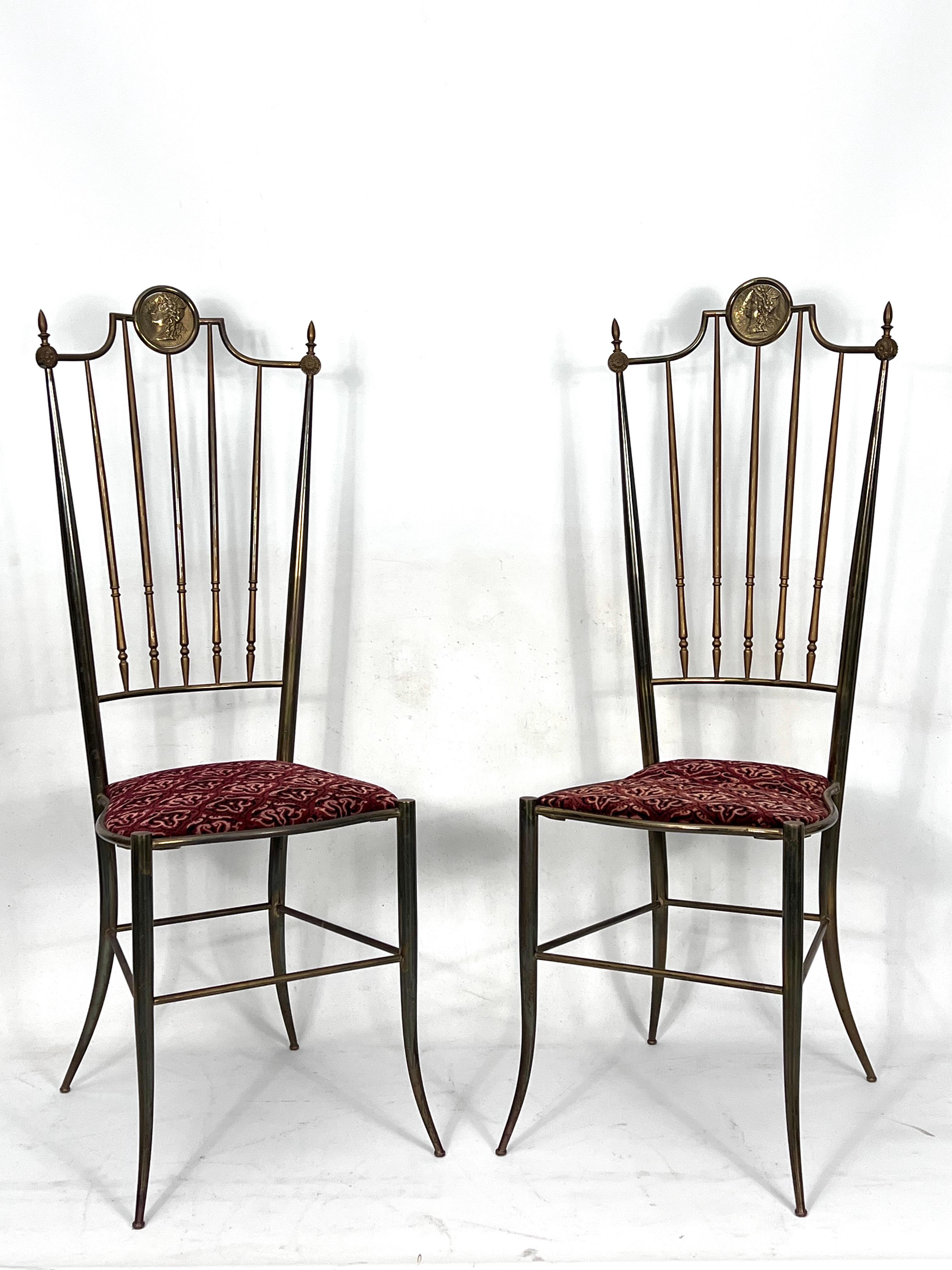 This set of two elegant Chiavari chairs was produced in Italy during the 1950s. They are made of brass. Vintage condition with original patina and normal trace of age and use.