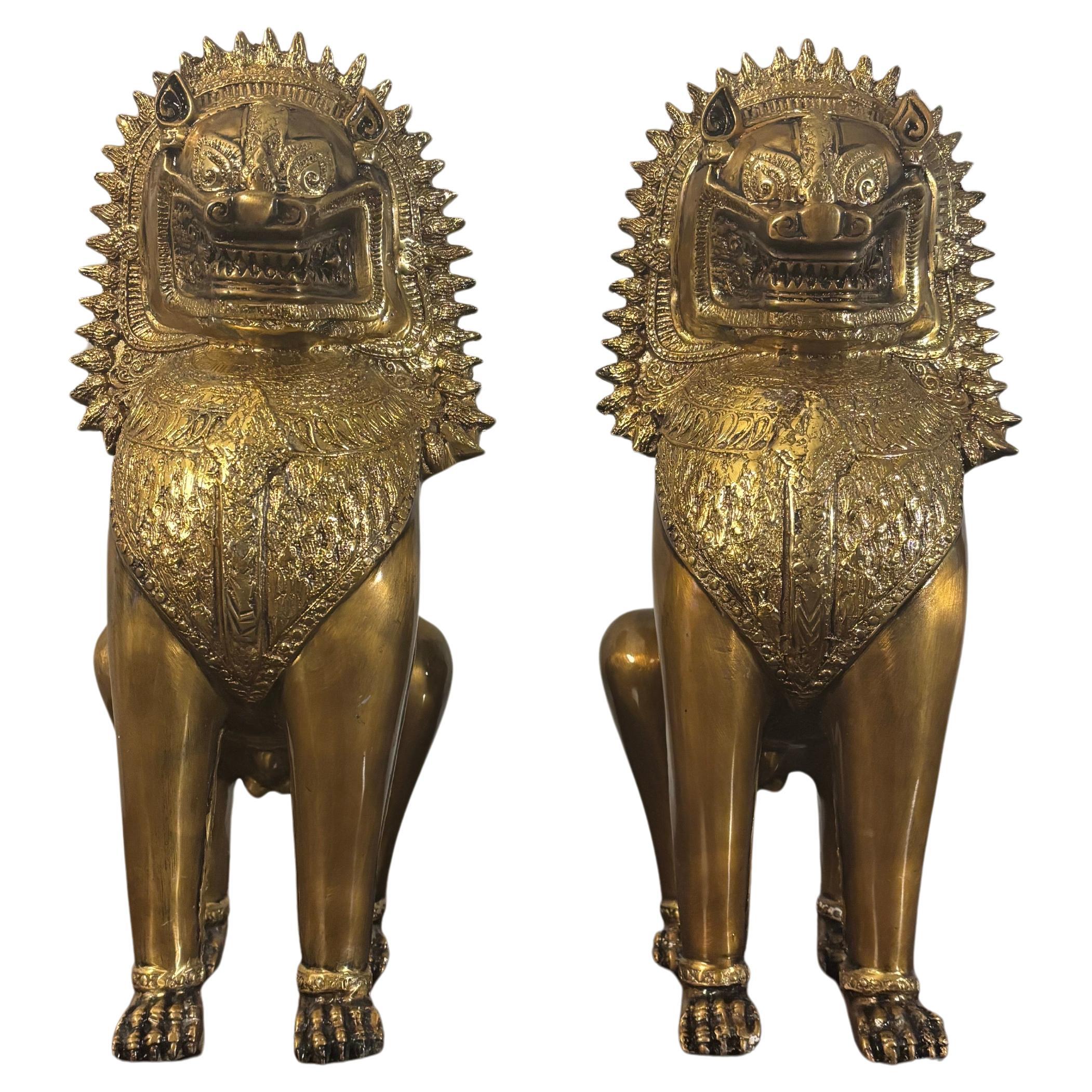 Pareja vintage de leones jemeres tailandeses de latón
