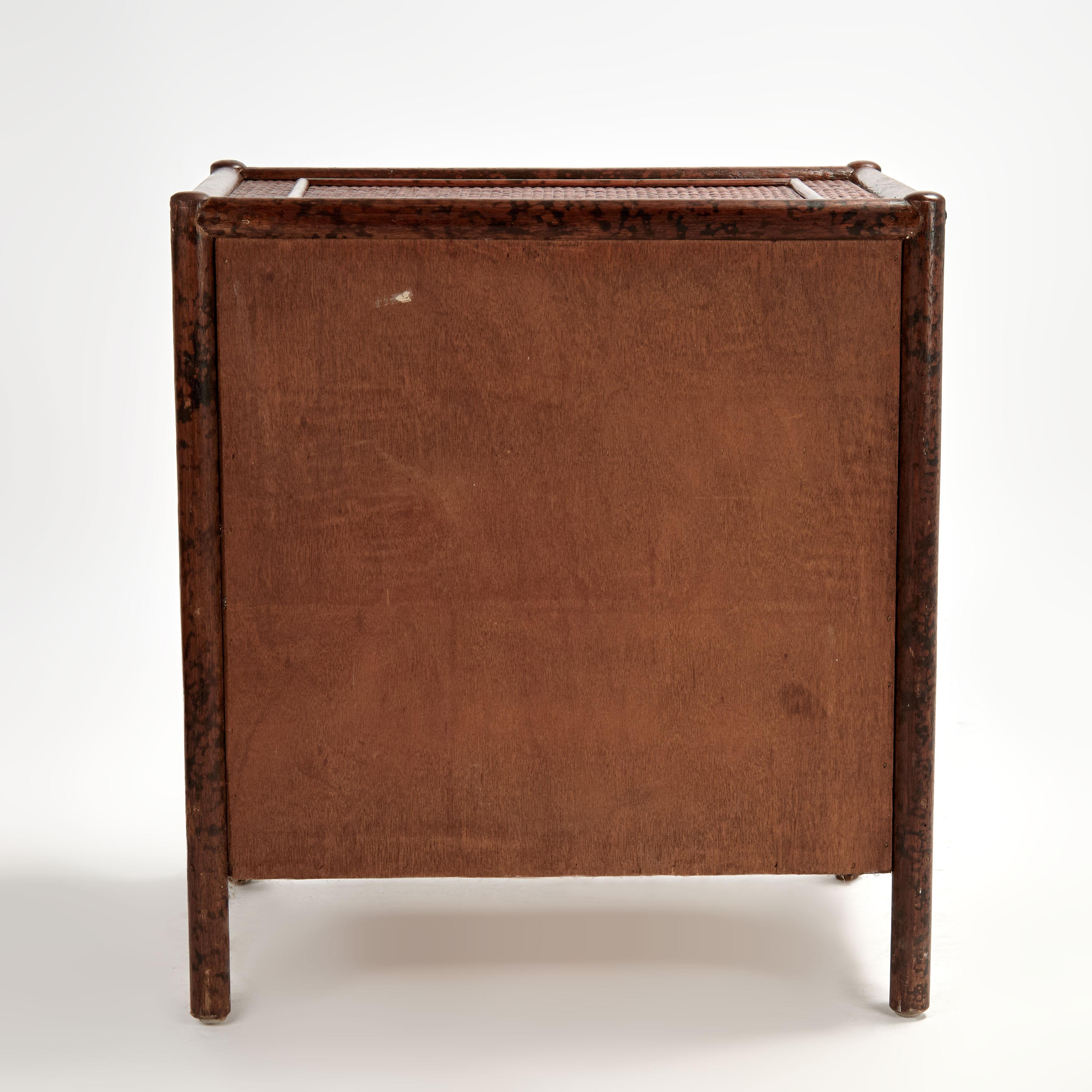 Paire de tables de nuit vintage en faux bambou et toile d'herbe de style British Colonial en vente 3