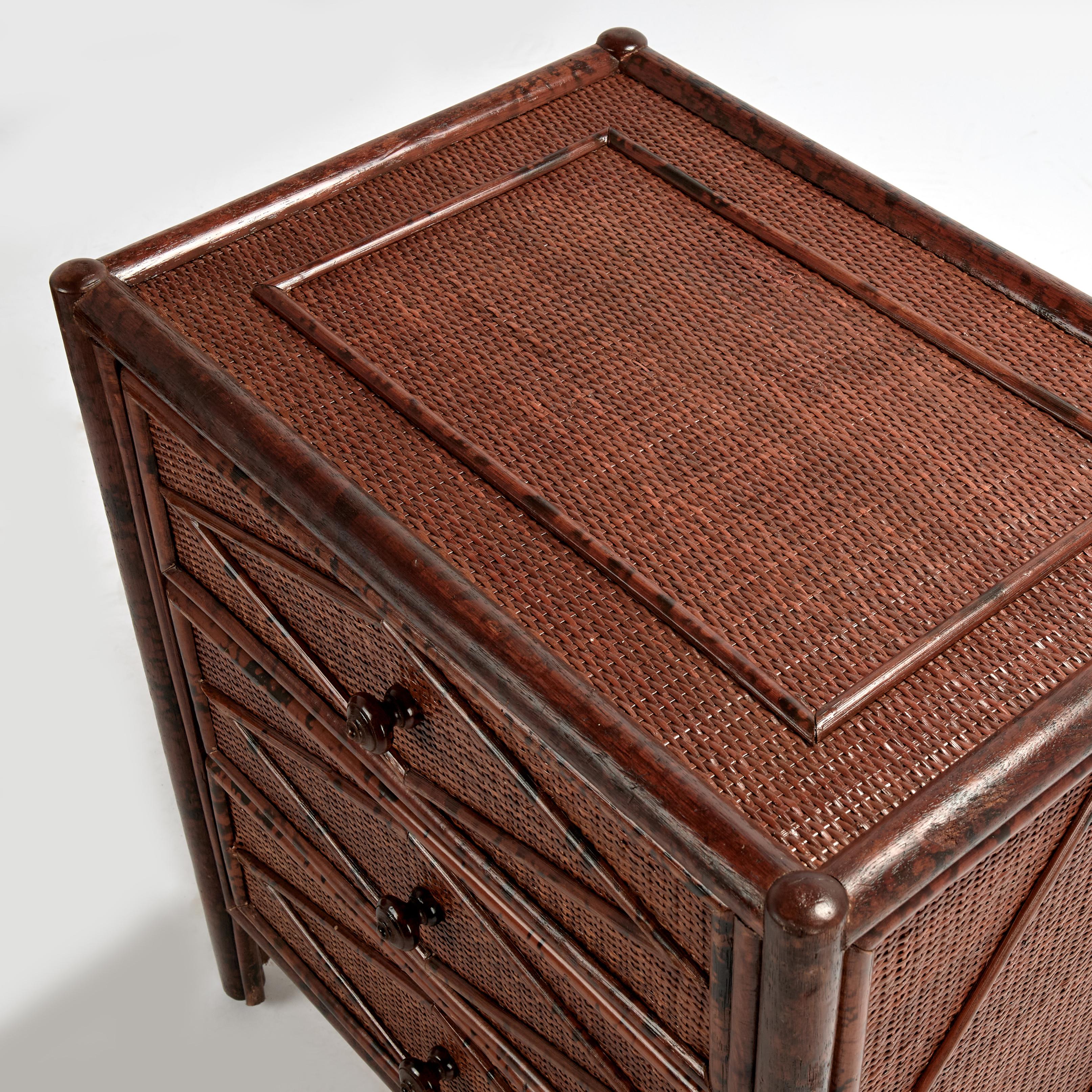 Paire de tables de nuit vintage en faux bambou et toile d'herbe de style British Colonial en vente 4