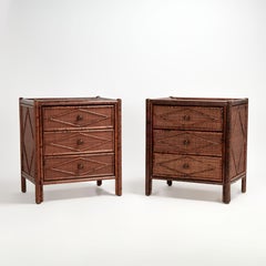 Coppia di comodini in stile British Colonial in finto bambù e tela d'erba