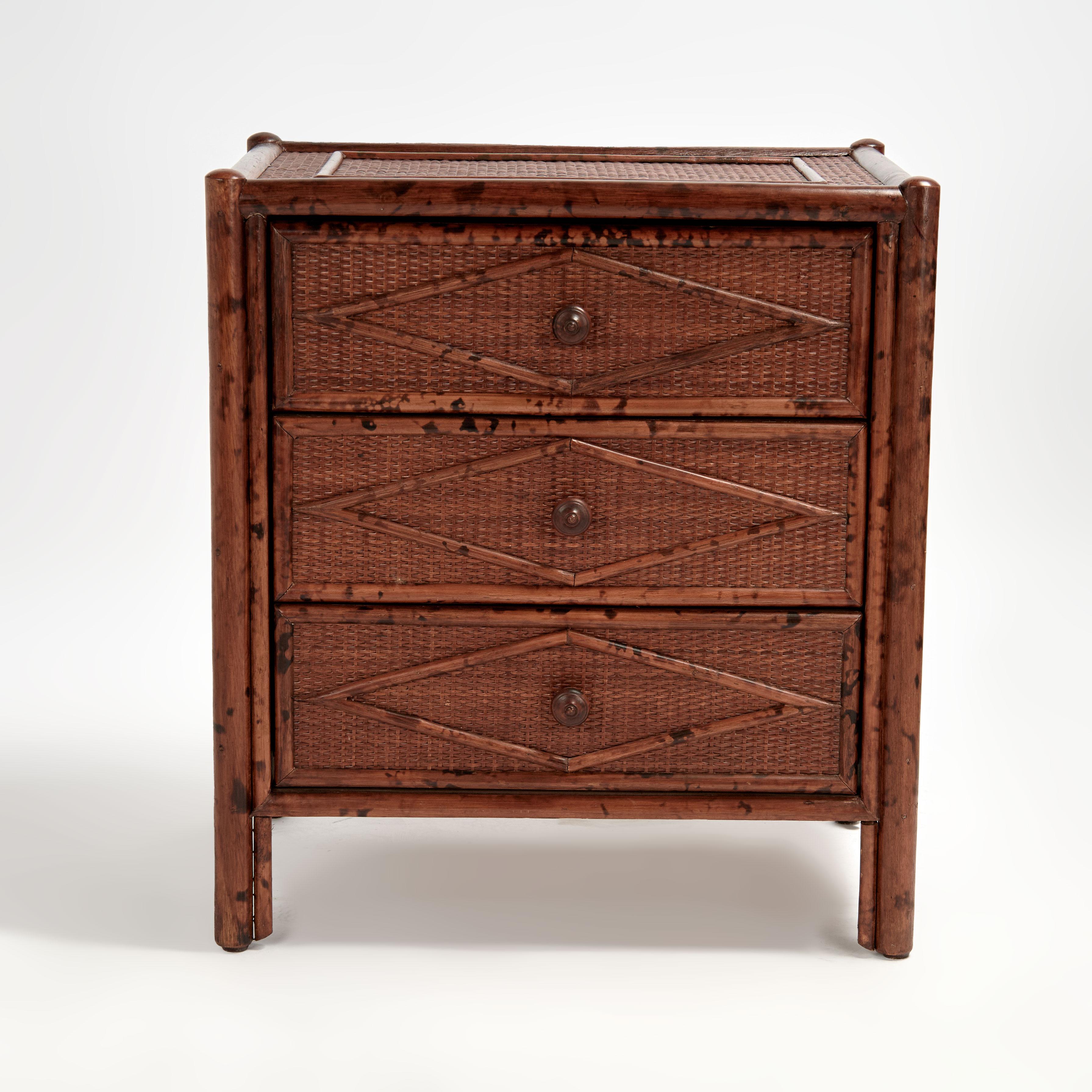 Mid-Century Modern Paire de tables de nuit vintage en faux bambou et toile d'herbe de style British Colonial en vente