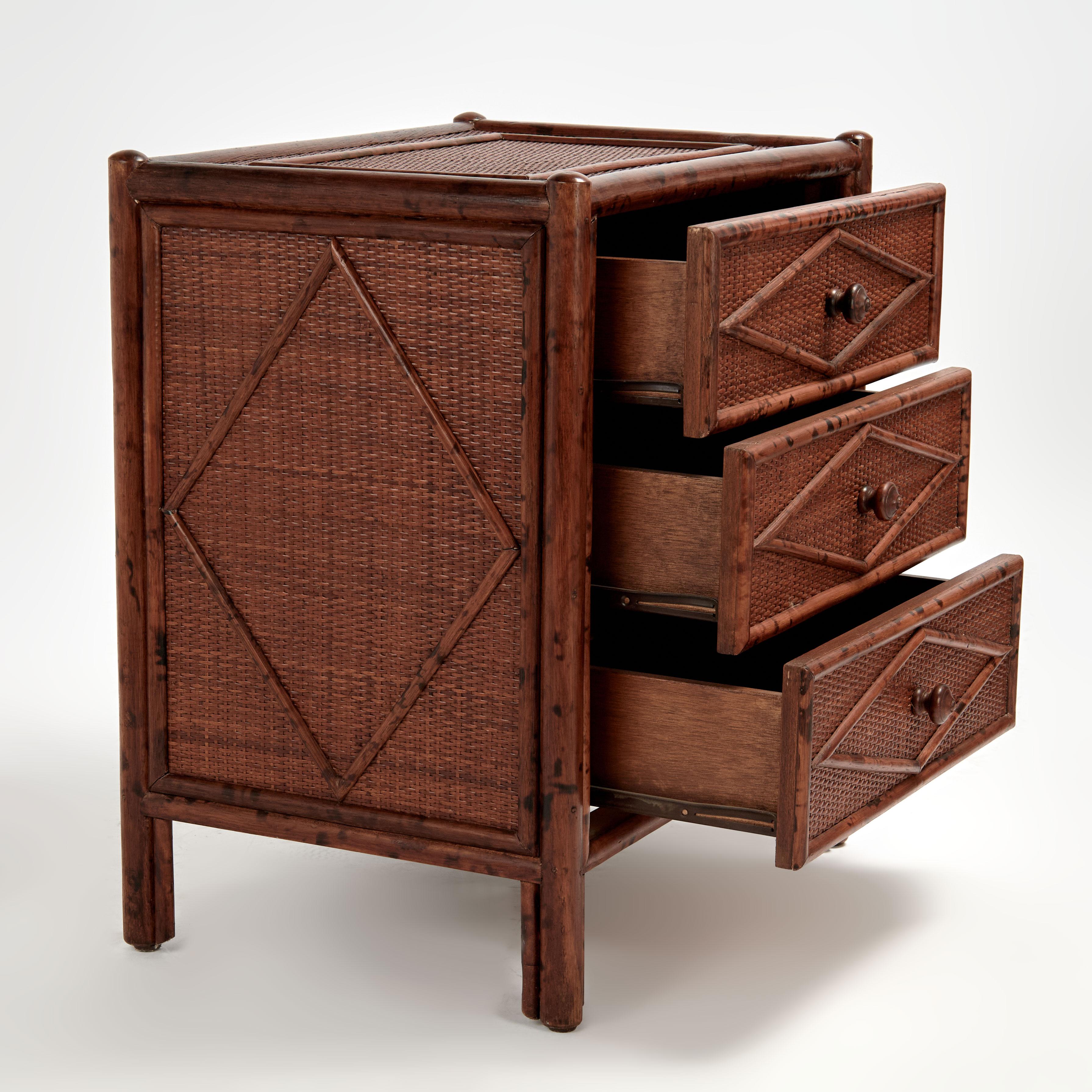Philippin Paire de tables de nuit vintage en faux bambou et toile d'herbe de style British Colonial en vente