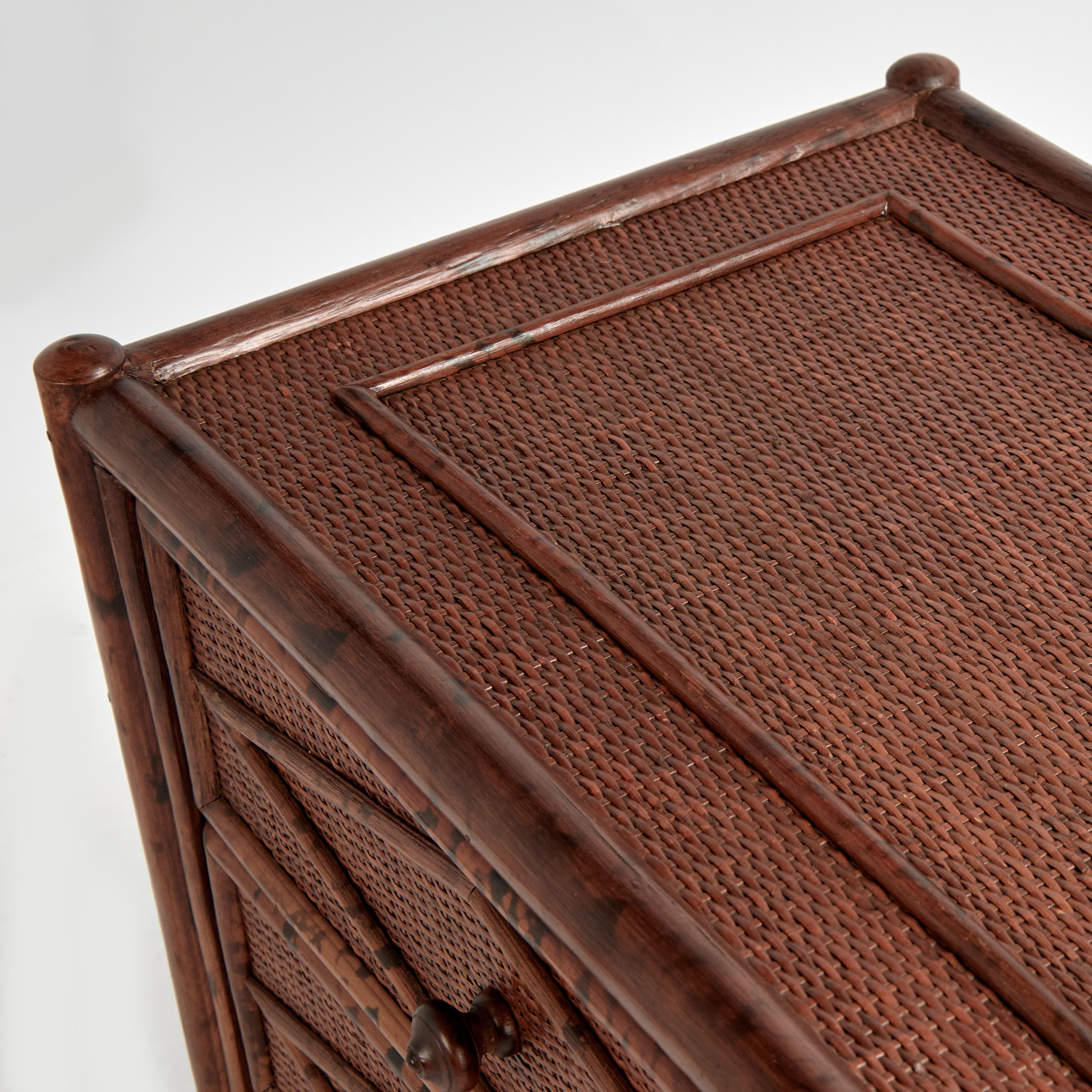 20ième siècle Paire de tables de nuit vintage en faux bambou et toile d'herbe de style British Colonial en vente