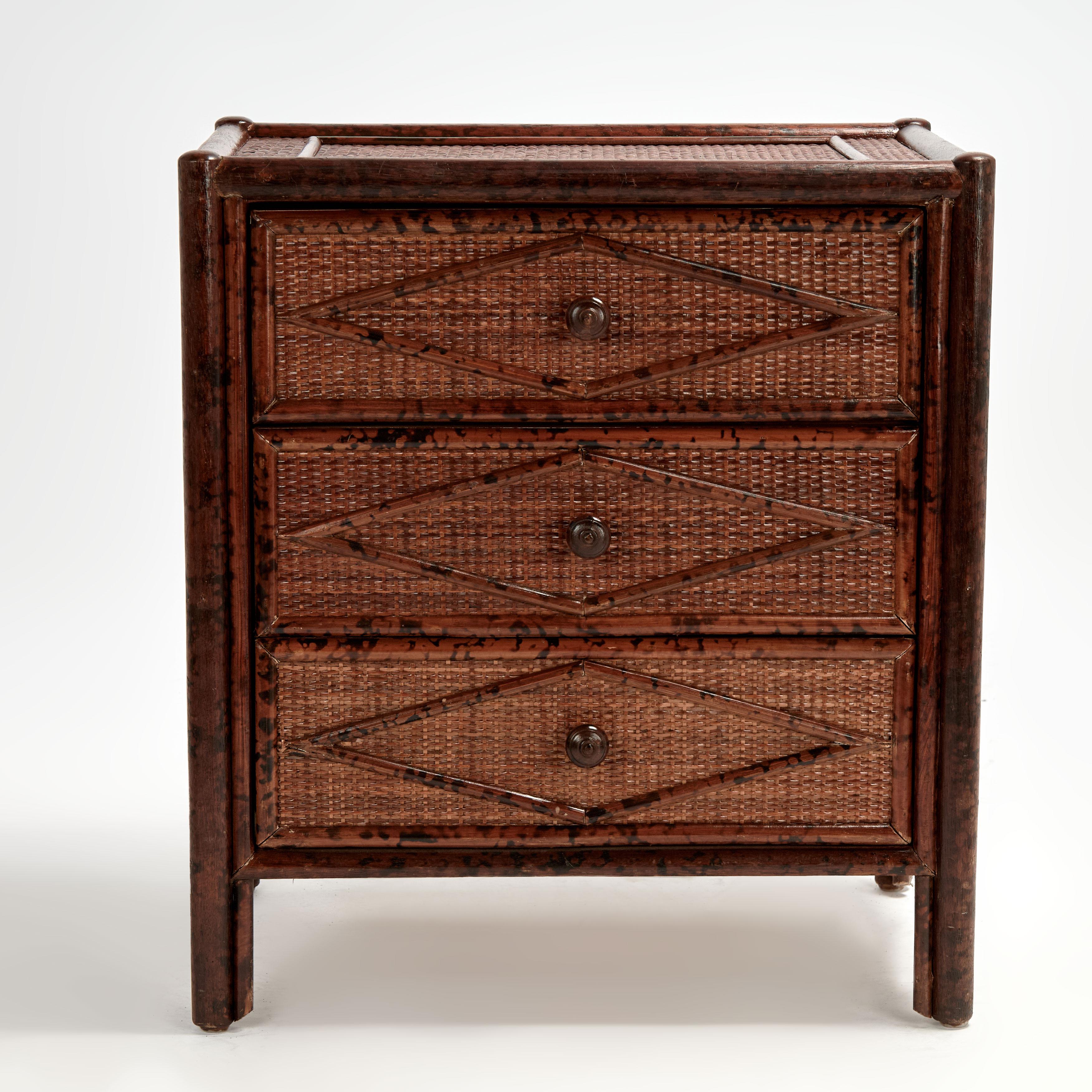 Paire de tables de nuit vintage en faux bambou et toile d'herbe de style British Colonial en vente 1