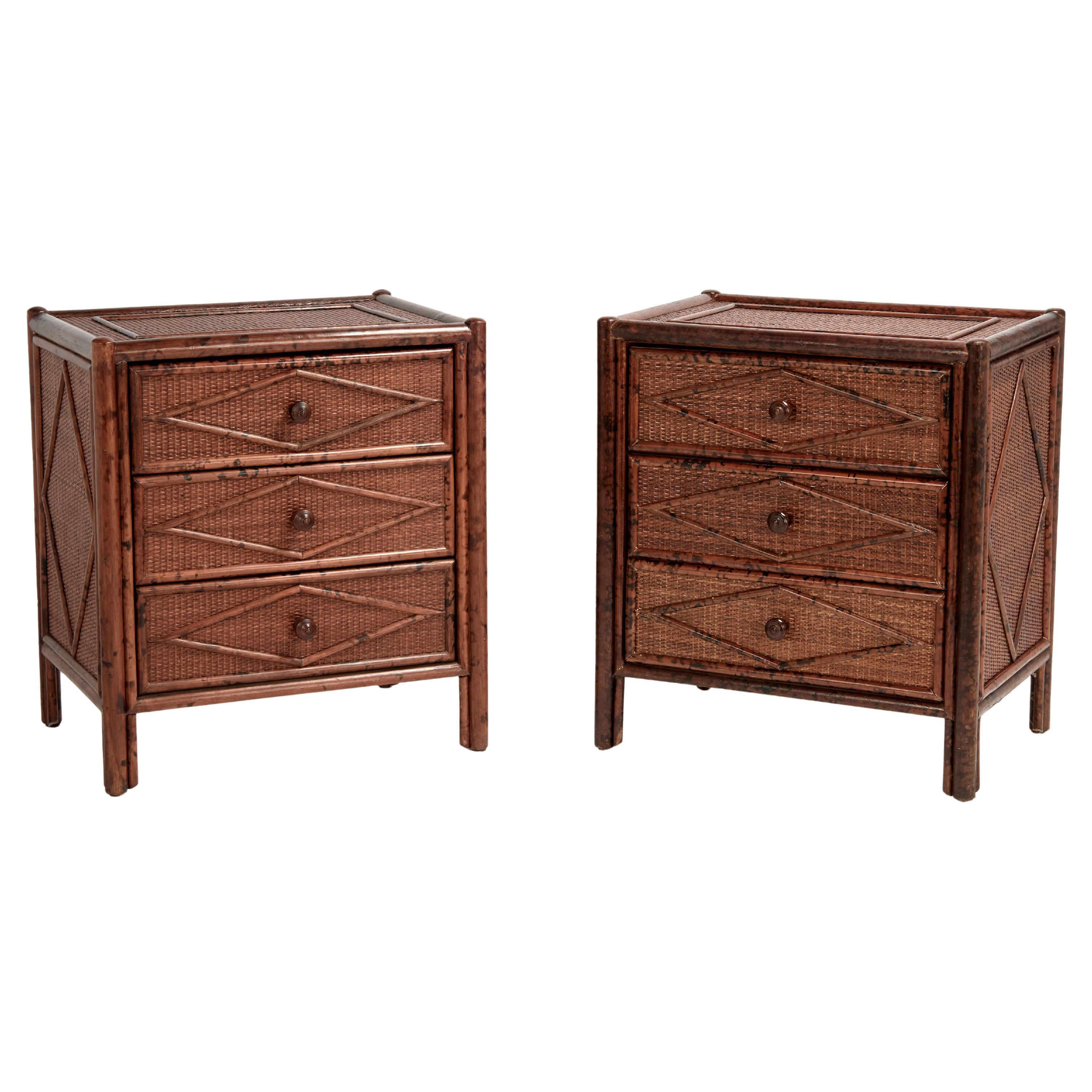 Paire de tables de nuit vintage en faux bambou et toile d'herbe de style British Colonial en vente