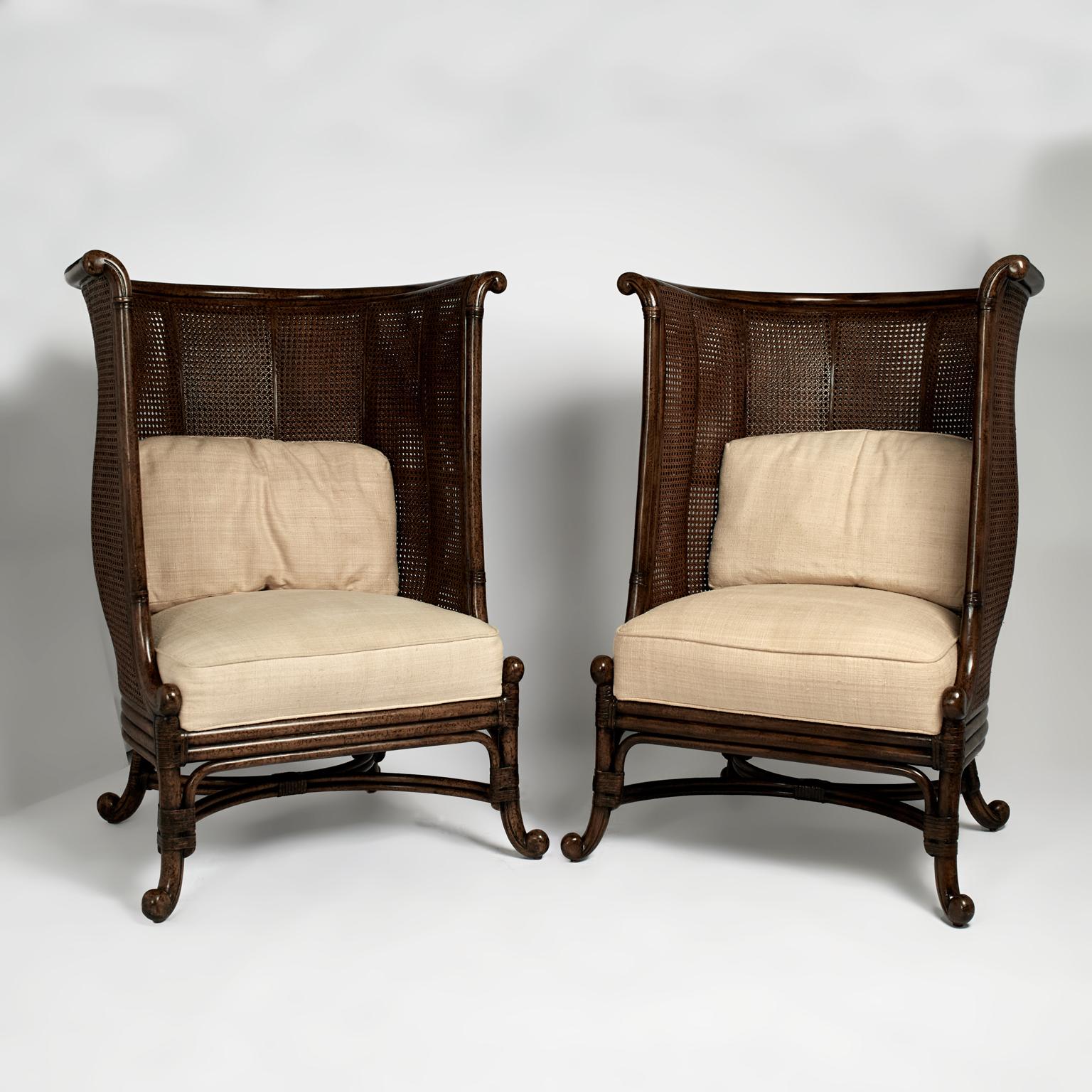 Pareja de sillas orejeras o de portero de estilo British Colonial fabricadas a mano en madera noble con acabado de imitación de tortuga, respaldo y costados de doble caña, juntas envueltas en junco y patas en forma de volutas. Firmado Maitland Smith