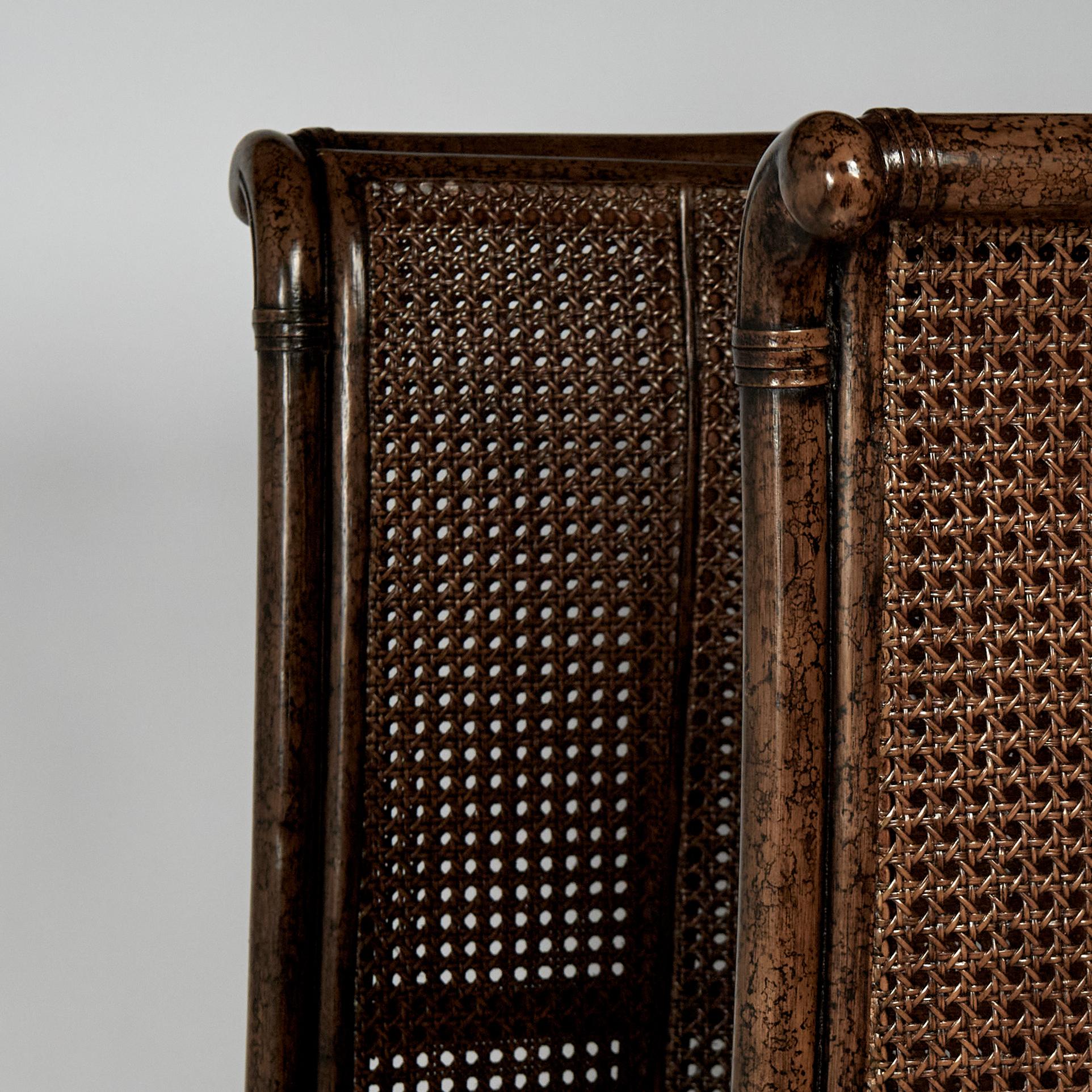 Pareja vintage de sillas con respaldo de estilo British Colonial de Maitland Smith Caña