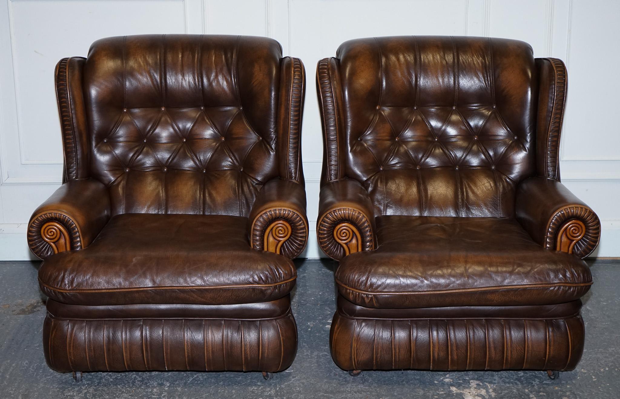 Antiquariato di Londra



Siamo lieti di offrire in vendita una coppia di poltrone Monk Chesterfield vintage di produzione britannica. 

Rivestito in pelle marrone con una patina distintiva che evidenzia la grana della pelle. Il classico design