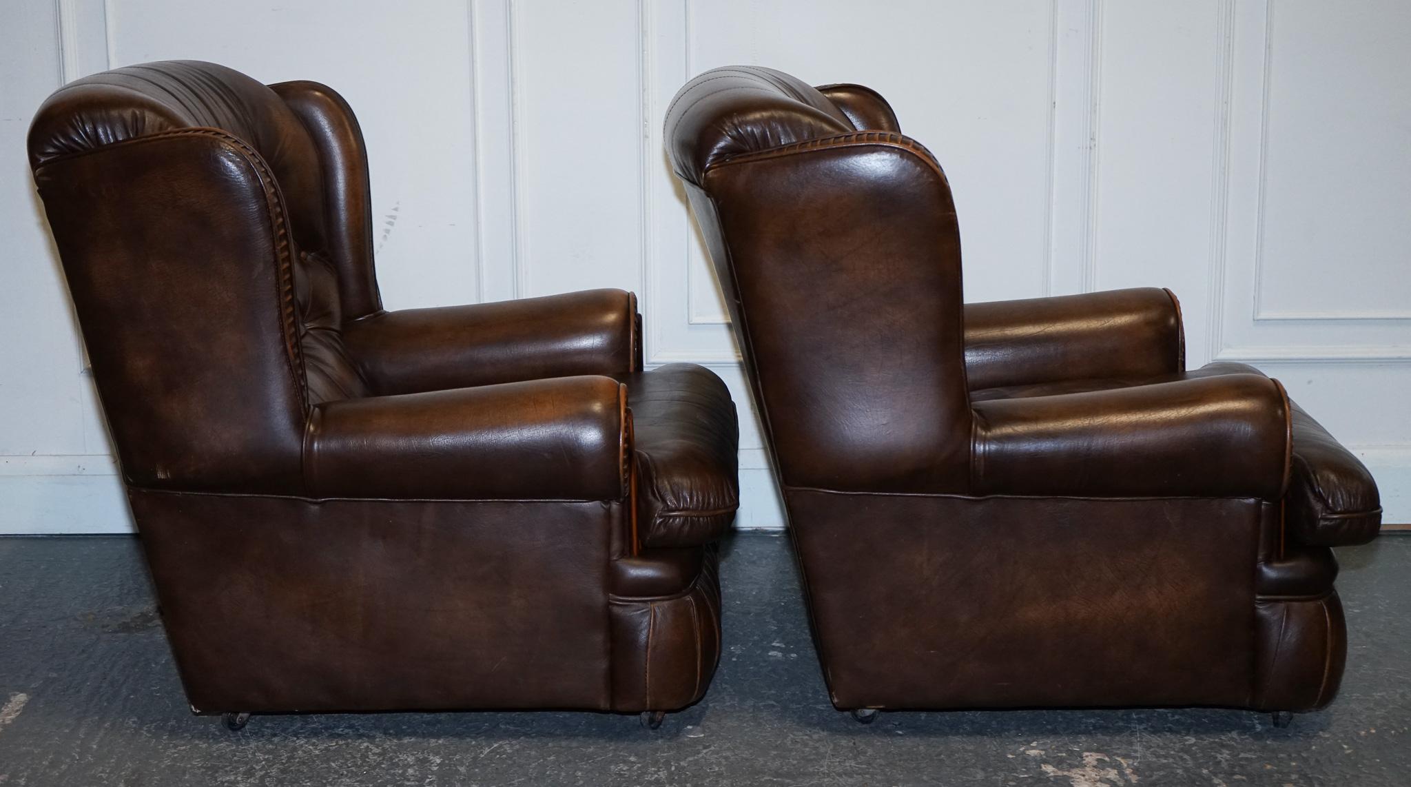 Britannico COPPIA D'EPOCA DI BRACCO IN PELLE MARRONE INVECCHIAMENTO Chesterfield in vendita