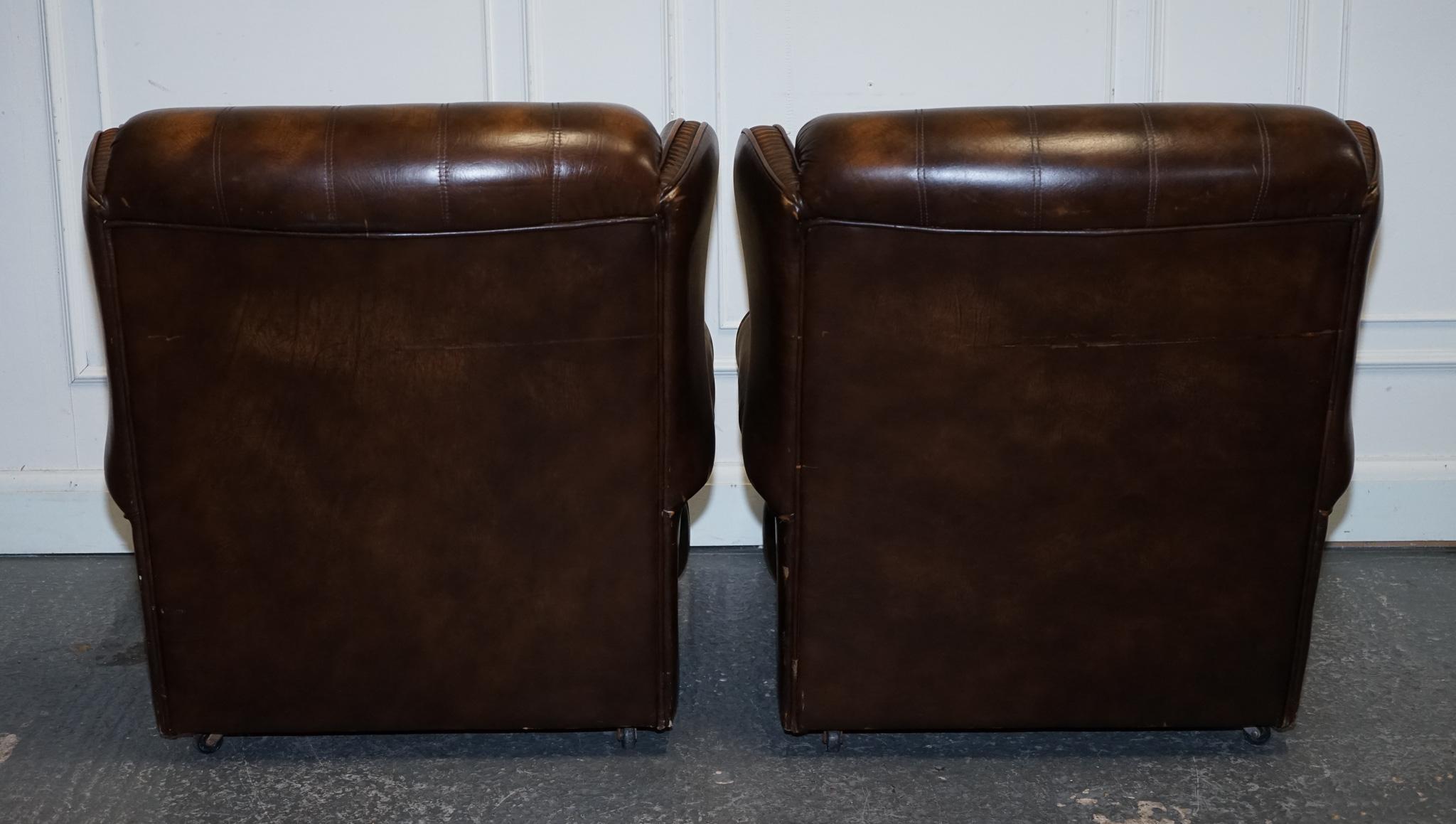 Fatto a mano COPPIA D'EPOCA DI BRACCO IN PELLE MARRONE INVECCHIAMENTO Chesterfield in vendita