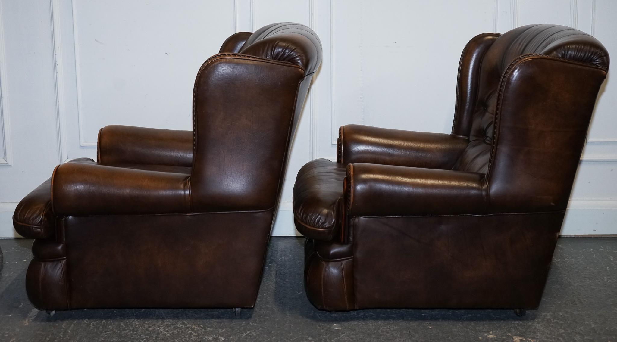 COPPIA D'EPOCA DI BRACCO IN PELLE MARRONE INVECCHIAMENTO Chesterfield In condizioni buone in vendita a Pulborough, GB