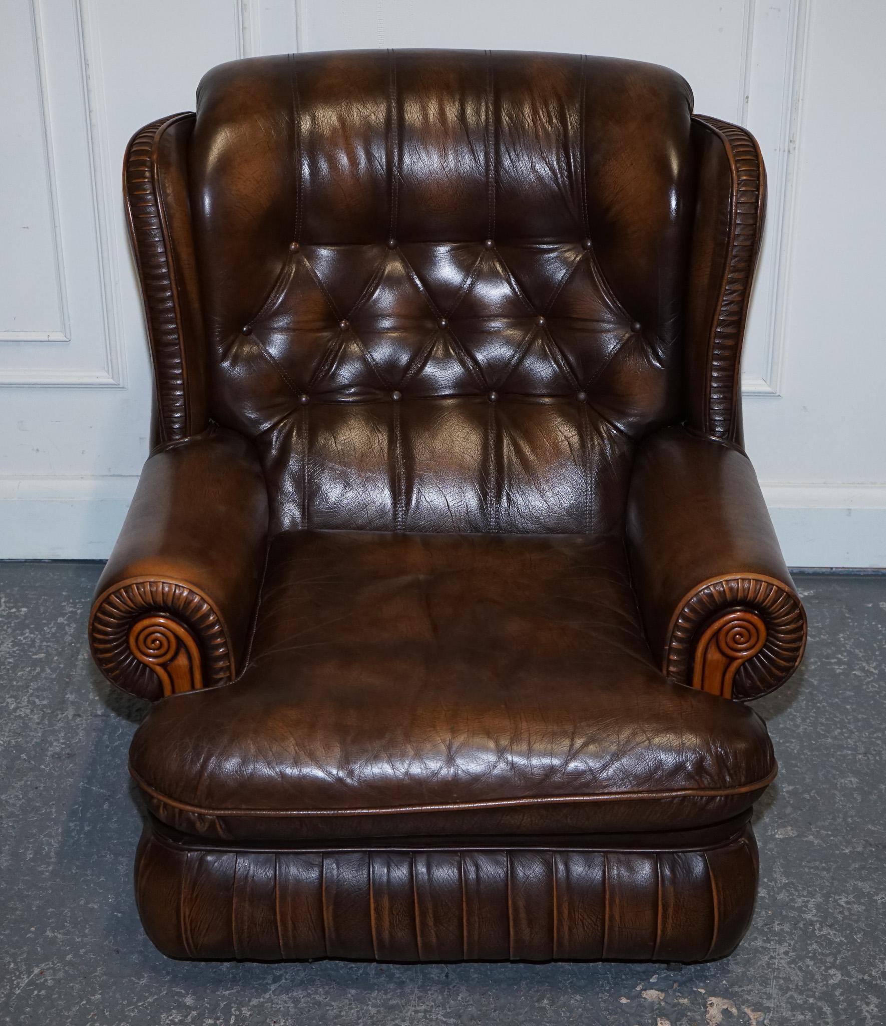 XX secolo COPPIA D'EPOCA DI BRACCO IN PELLE MARRONE INVECCHIAMENTO Chesterfield in vendita