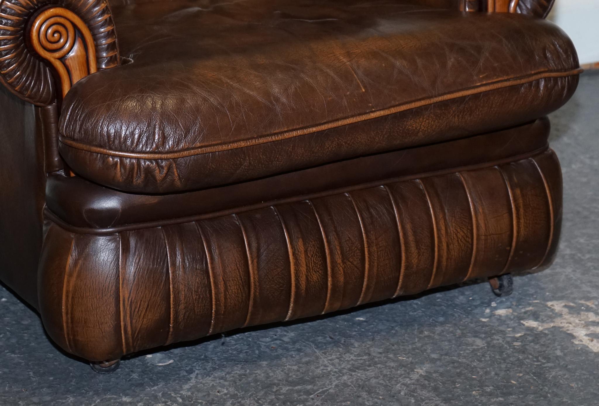 COPPIA D'EPOCA DI BRACCO IN PELLE MARRONE INVECCHIAMENTO Chesterfield in vendita 2