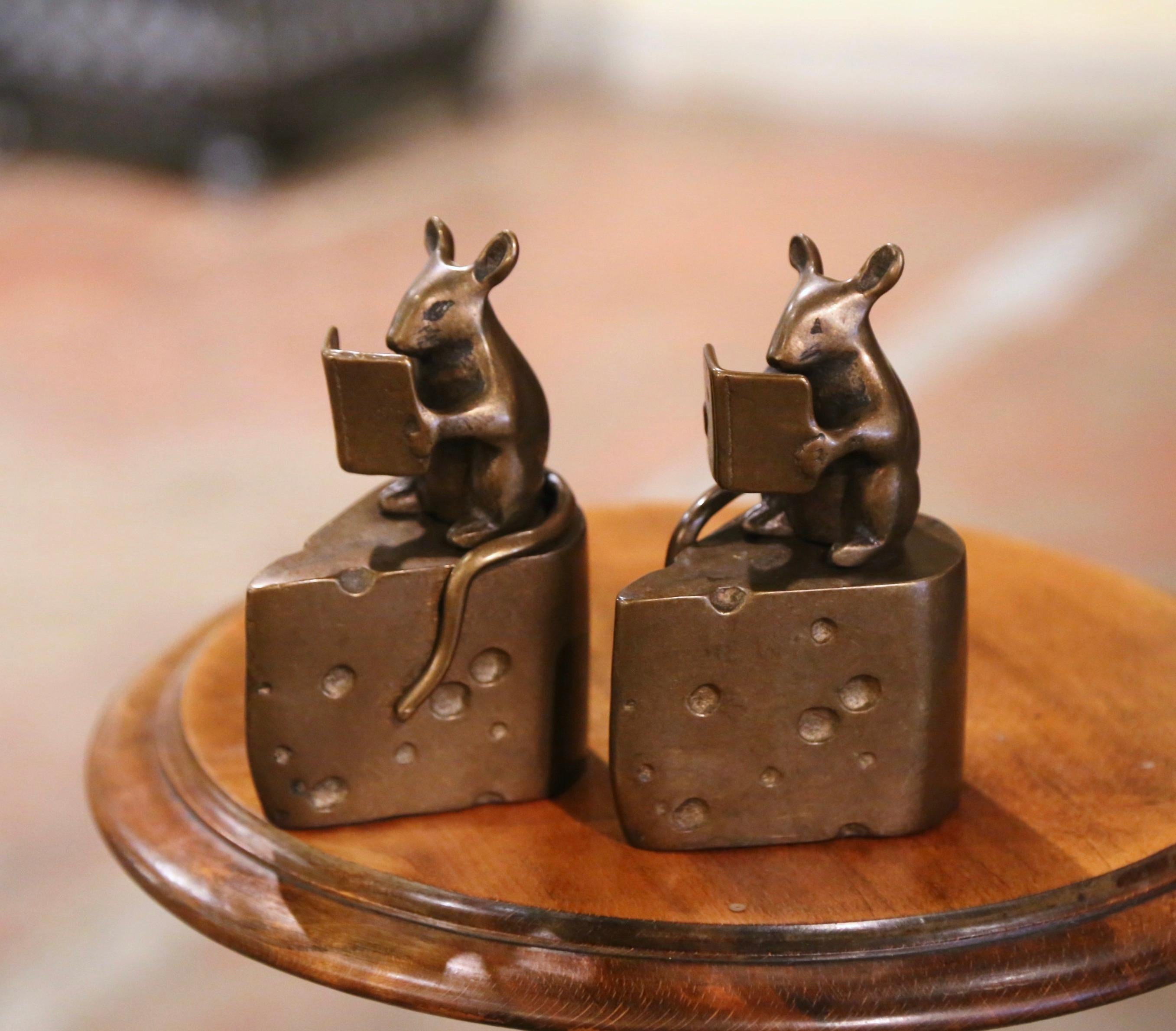 Vintage Pair of Bronze Mouse Reading on Cheese Wedge Bookend Paper Weights In Excellent Condition In Dallas, TX