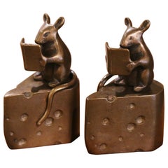 Vintage Pair of Bronze Maus Lesen auf Käse Keil Buchstütze Papiergewichte
