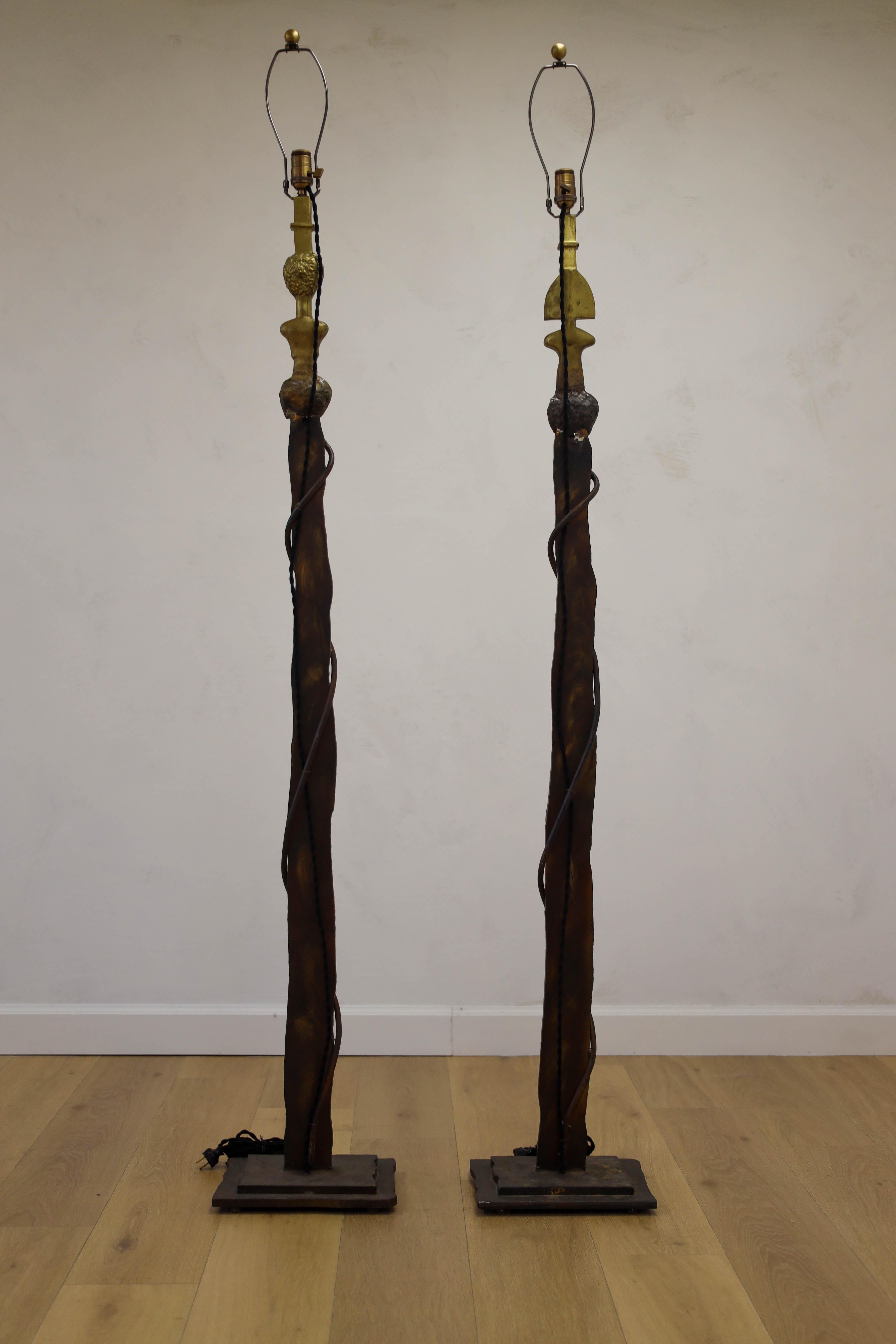 Paar skulpturale männliche und weibliche Bronze-Stehlampen im Vintage-Stil, nach Giacometti (20. Jahrhundert) im Angebot