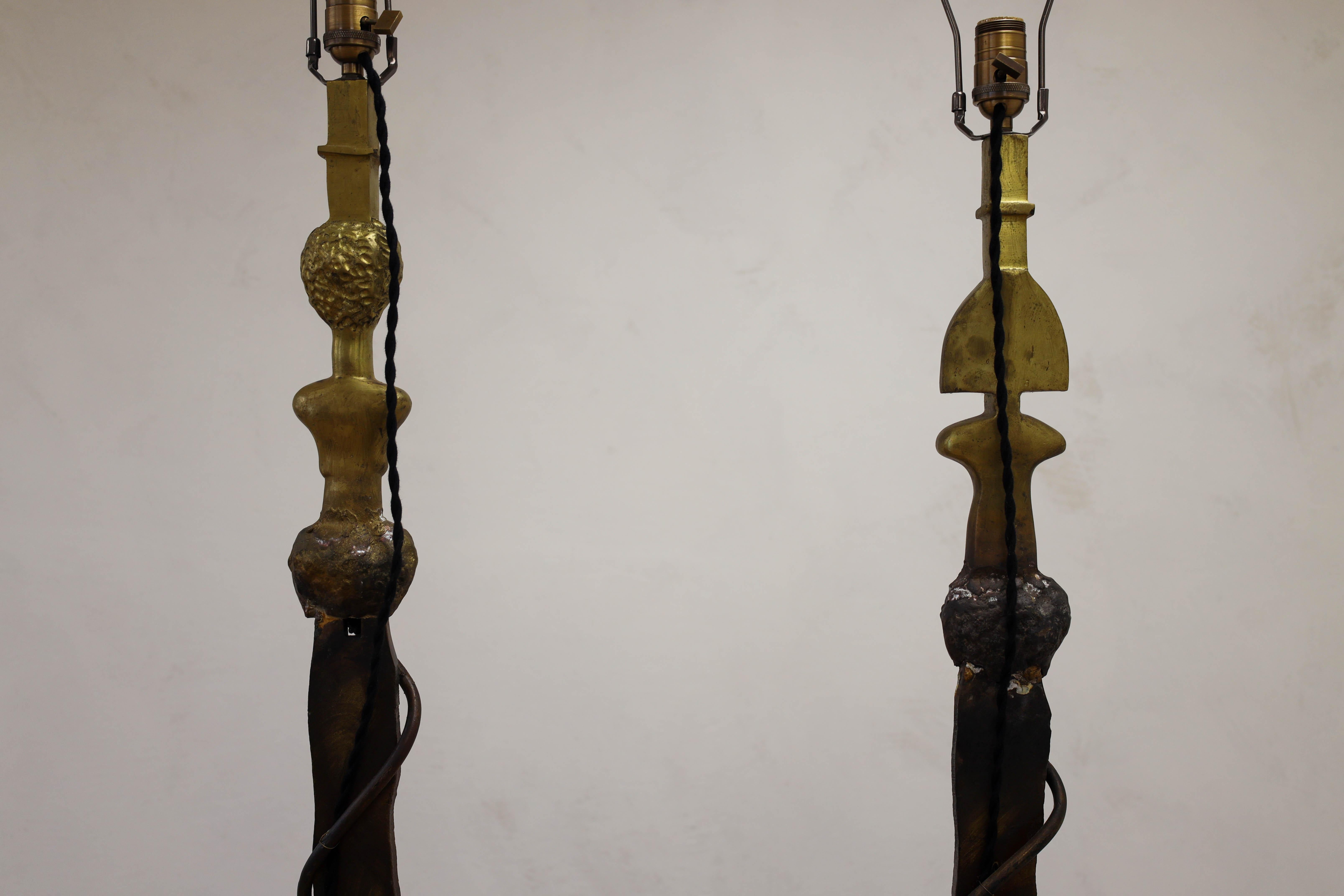 Paar skulpturale männliche und weibliche Bronze-Stehlampen im Vintage-Stil, nach Giacometti (Metall) im Angebot