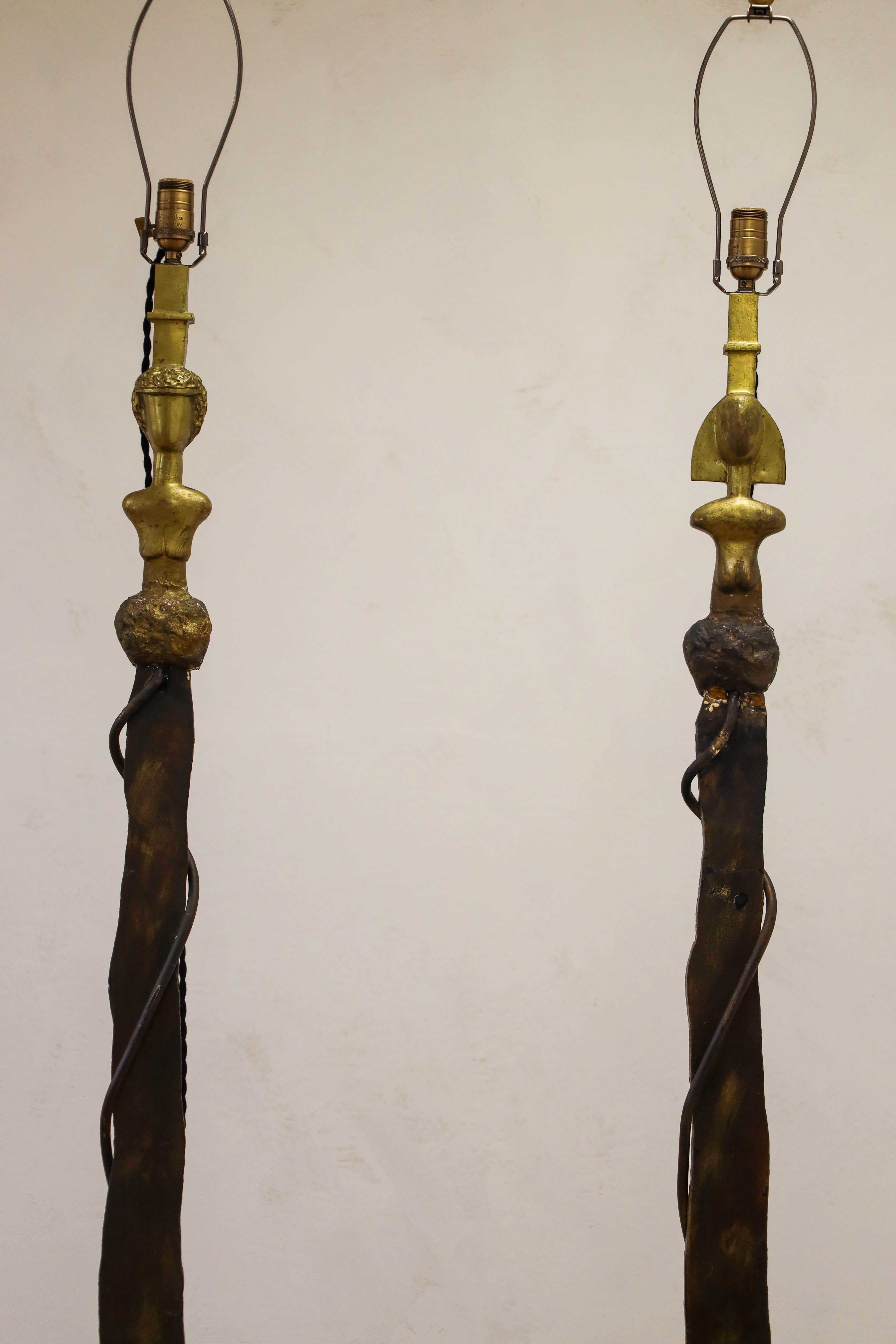 Paar skulpturale männliche und weibliche Bronze-Stehlampen im Vintage-Stil, nach Giacometti im Angebot 3