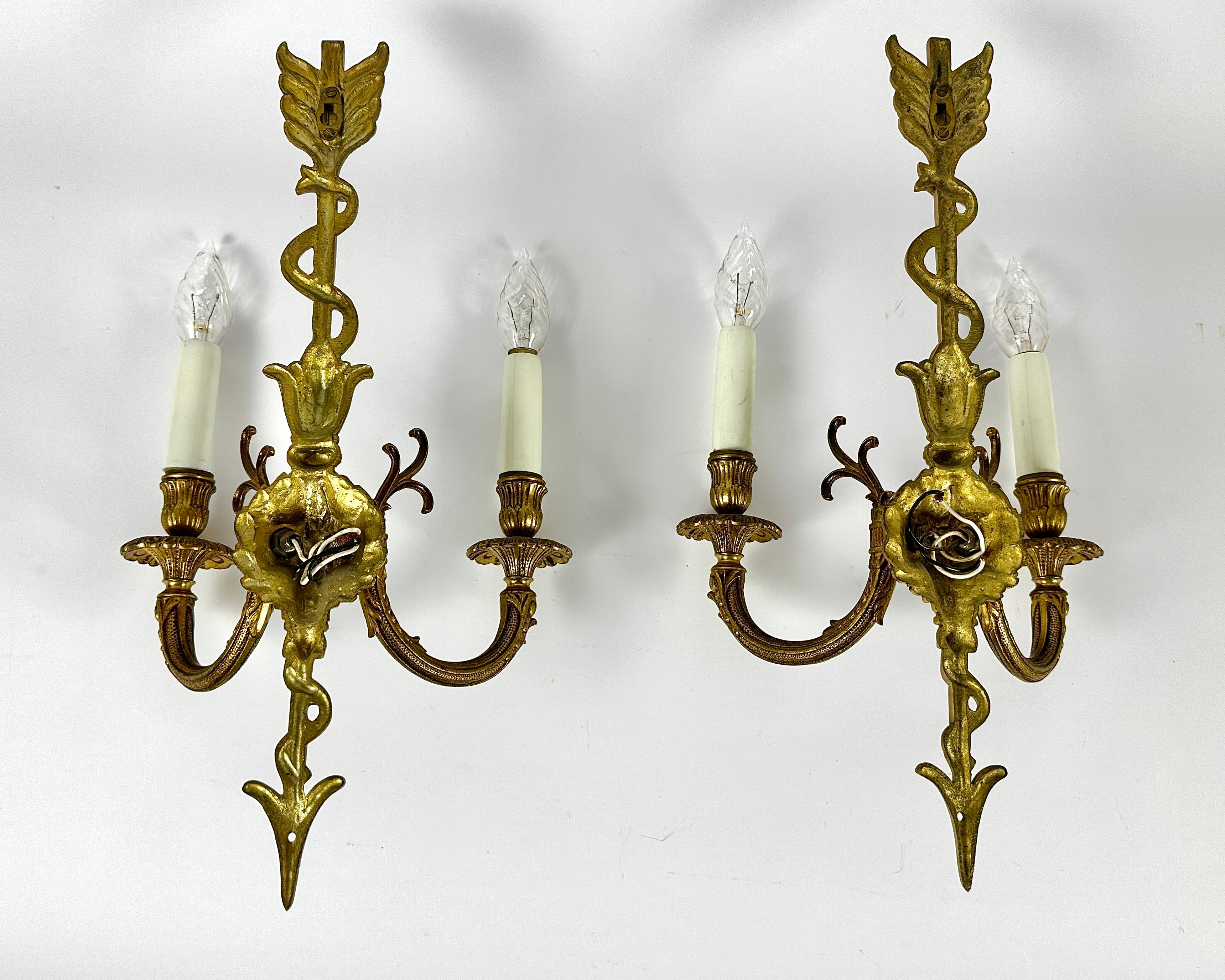 Apliques de bronce vintage de fundición voluminosa, muy bonitos.

Añade un toque de elegancia vintage a tu hogar con este impresionante par de apliques de pared de bronce. Hermosas flechas.

La decoración consiste en estilizadas flechas de bronce