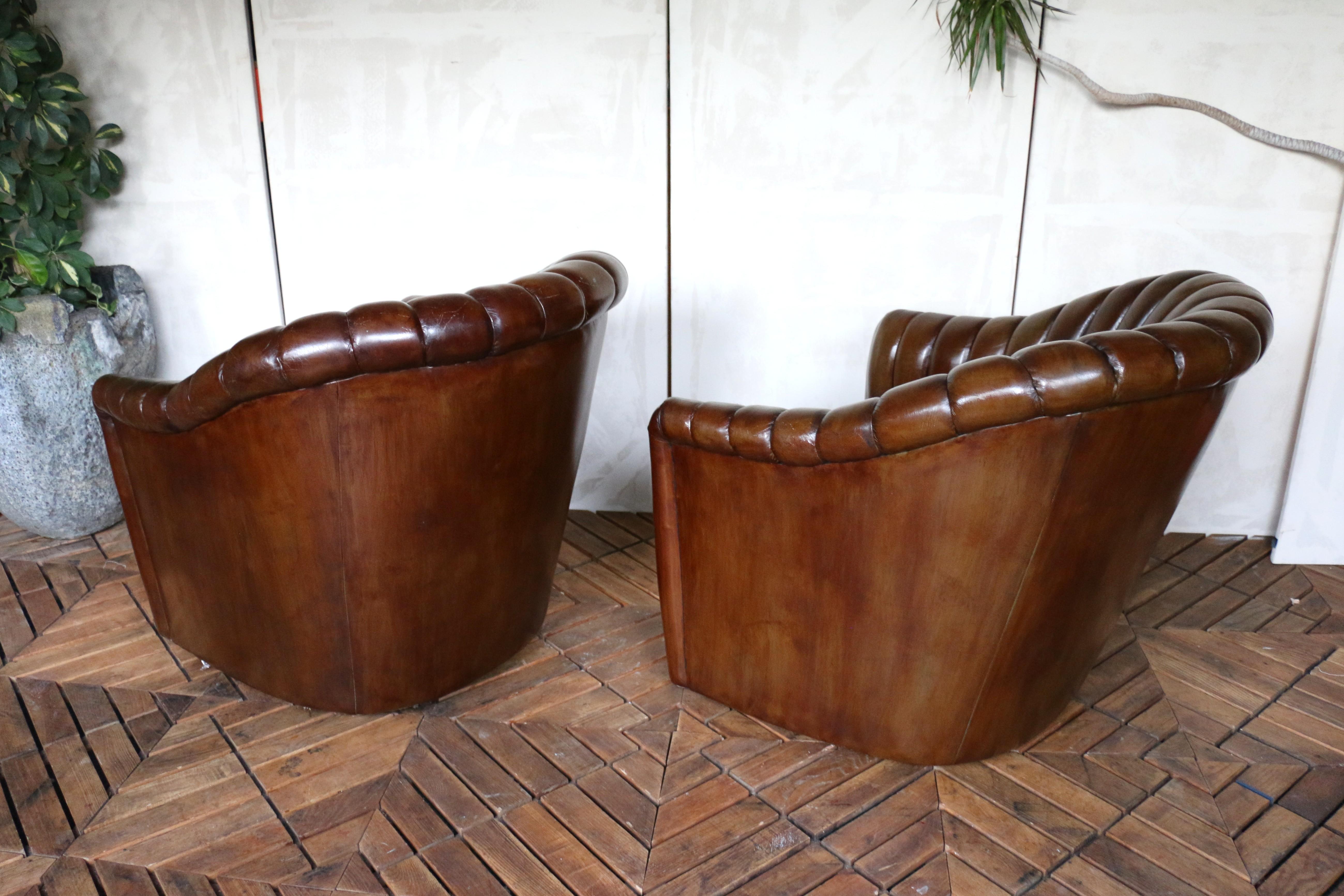 Cuir Vintage Pair of Brown Leather Channel-Tufted Club Chairs — Martin/Brattrud, 1987 en vente