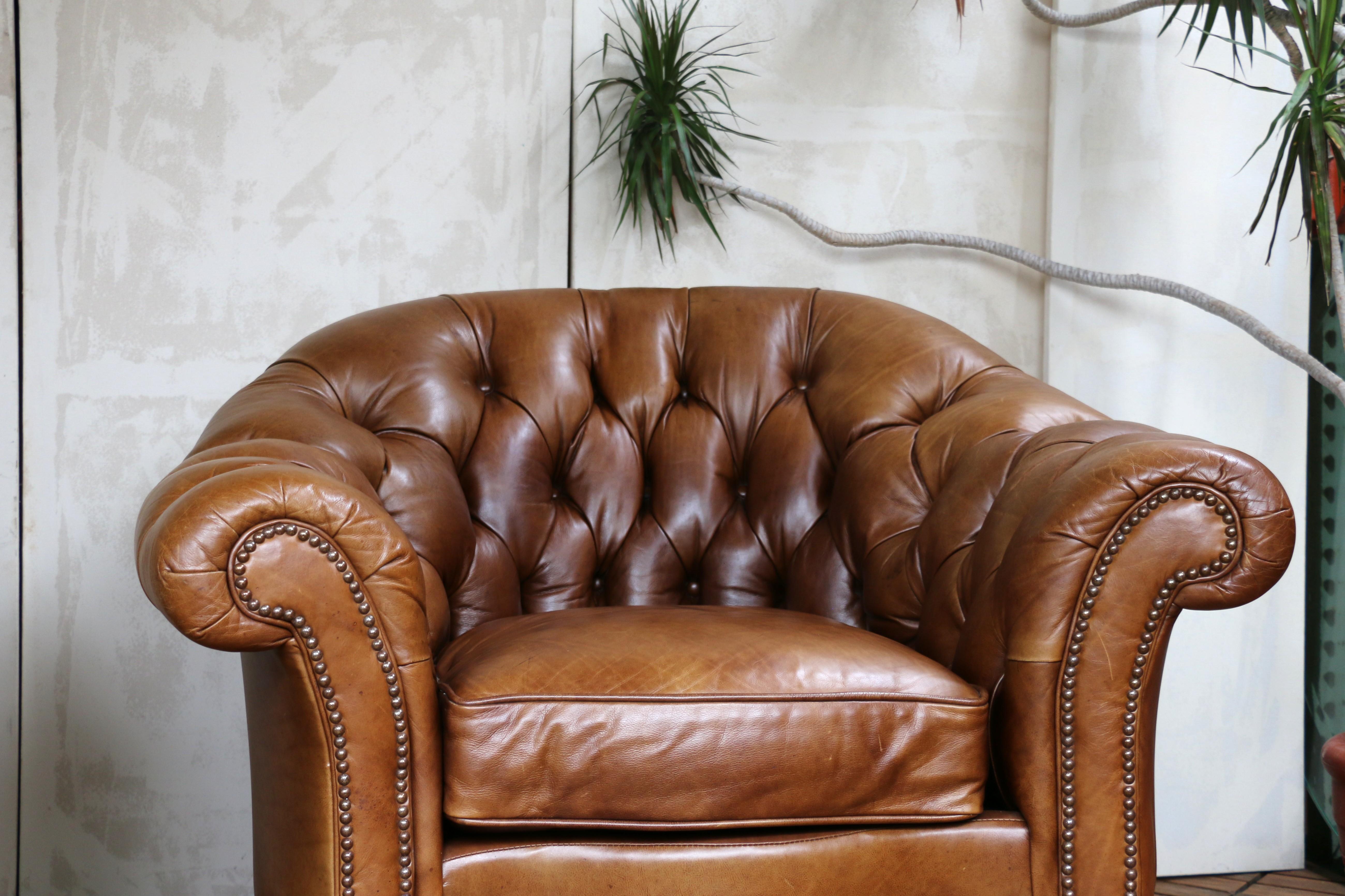 Vintage Pair of Brown Leather Chesterfield Swivel Club Chairs by Century Furnitu en vente 4