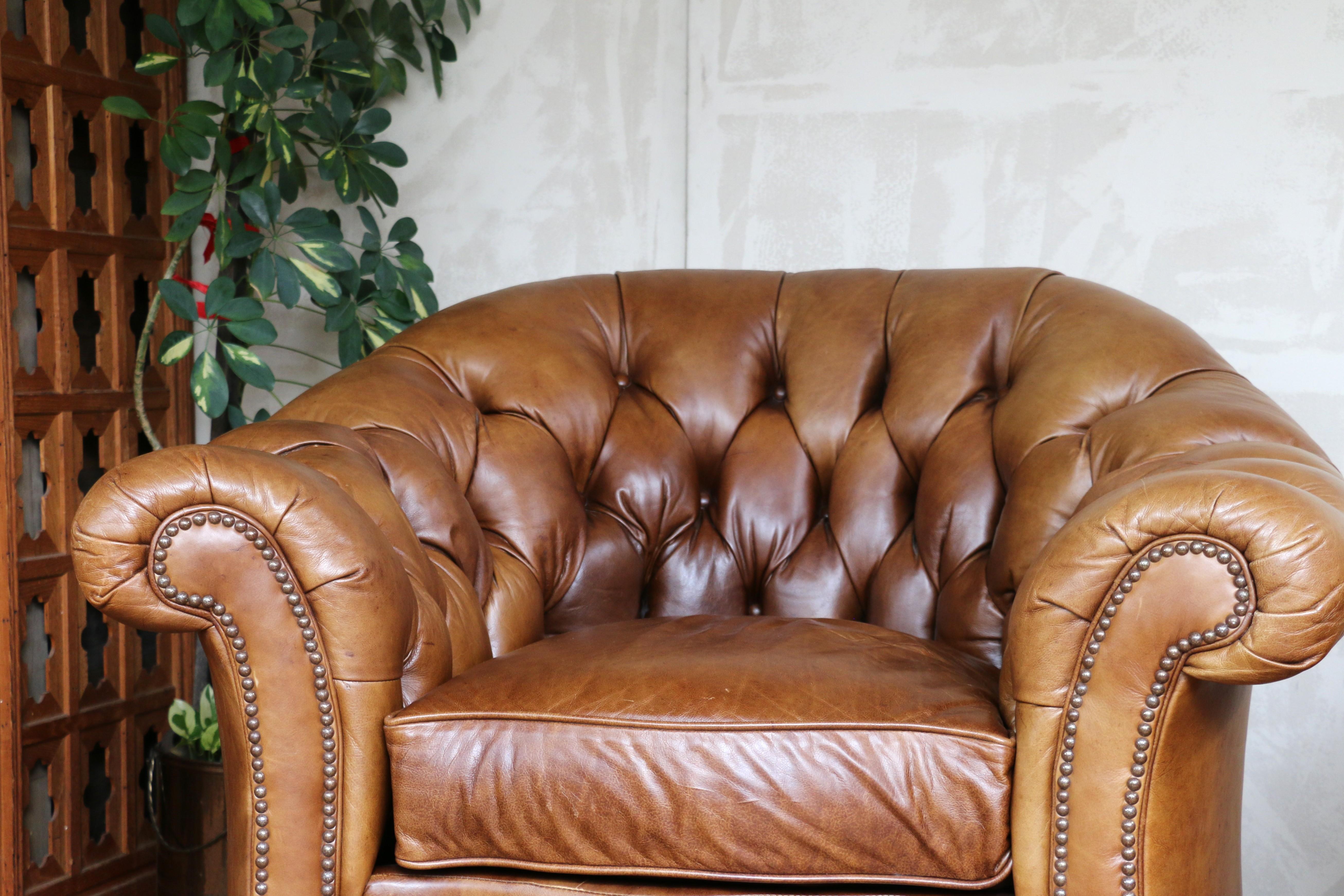 Vintage Pair of Brown Leather Chesterfield Swivel Club Chairs by Century Furnitu en vente 5