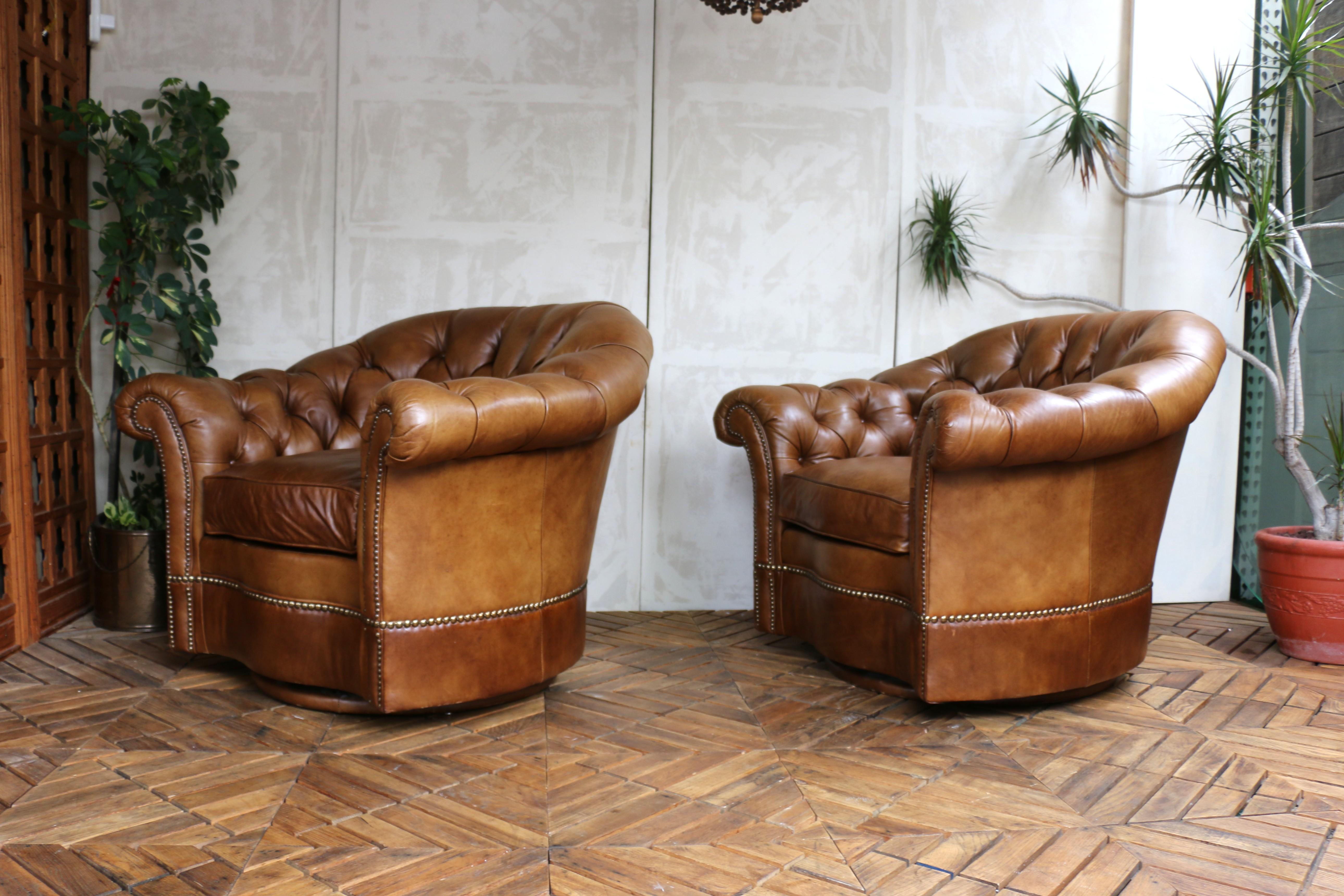 Américain Vintage Pair of Brown Leather Chesterfield Swivel Club Chairs by Century Furnitu en vente