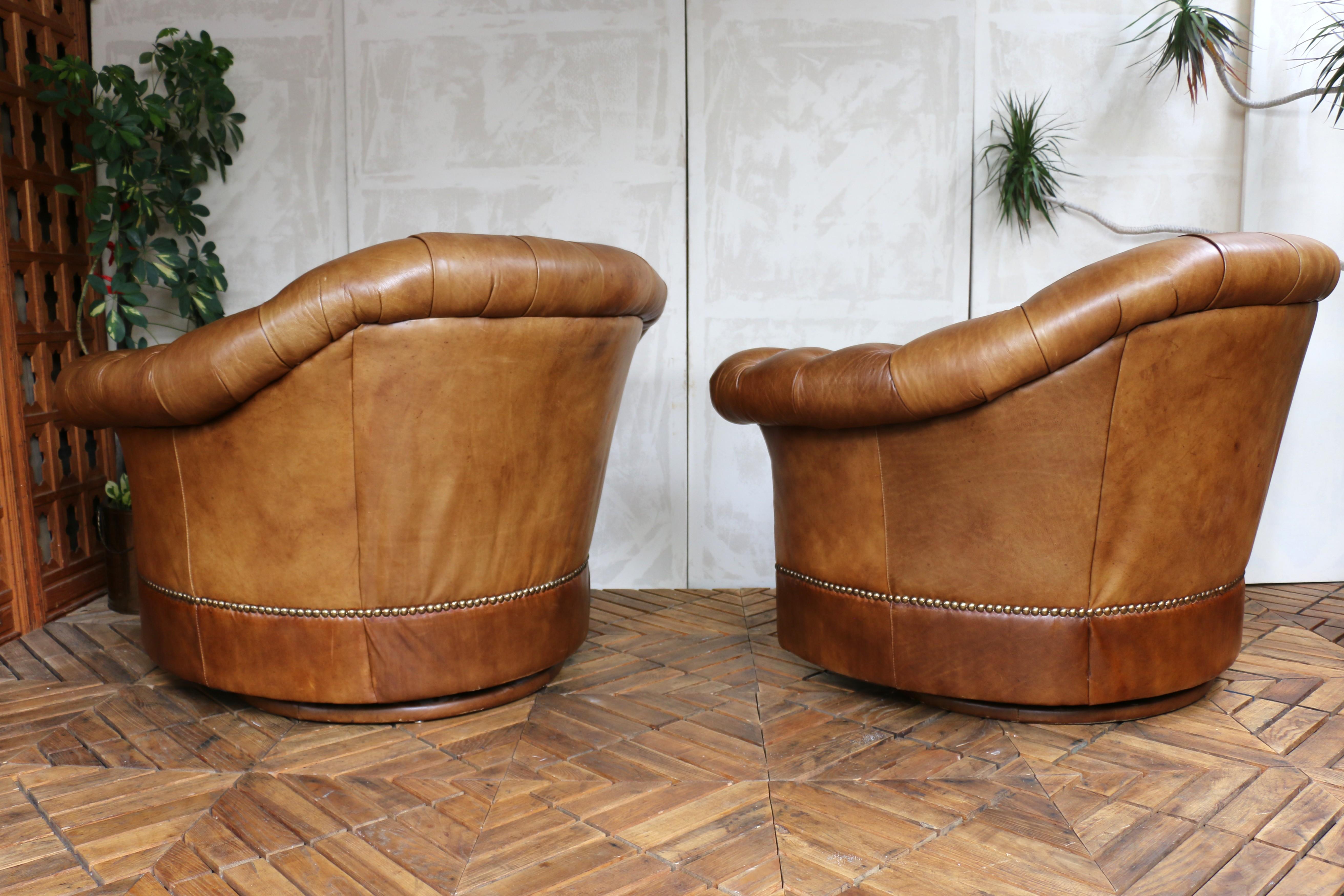 Vintage Pair of Brown Leather Chesterfield Swivel Club Chairs by Century Furnitu Bon état - En vente à North Hollywood, CA