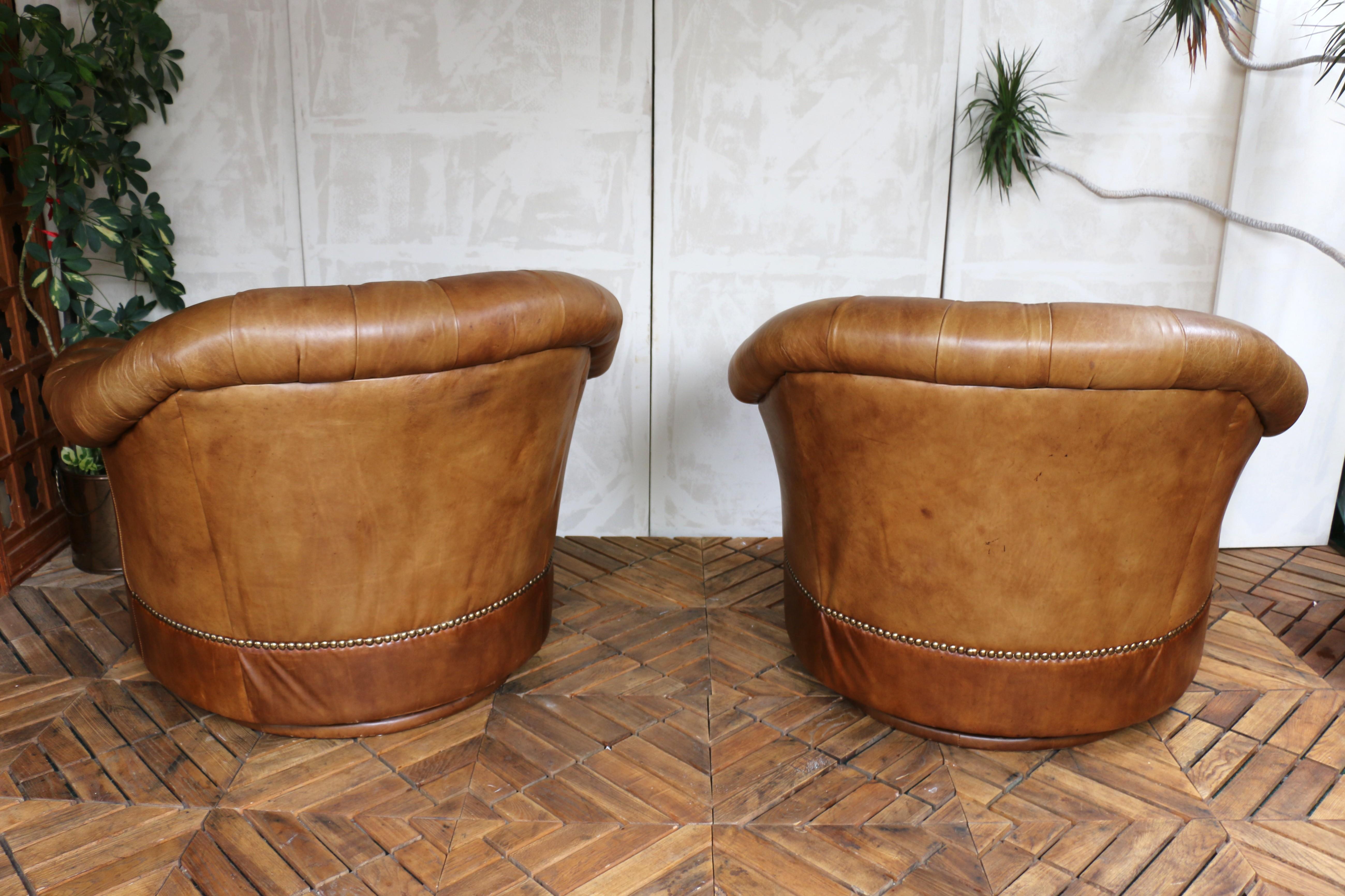 XXIe siècle et contemporain Vintage Pair of Brown Leather Chesterfield Swivel Club Chairs by Century Furnitu en vente