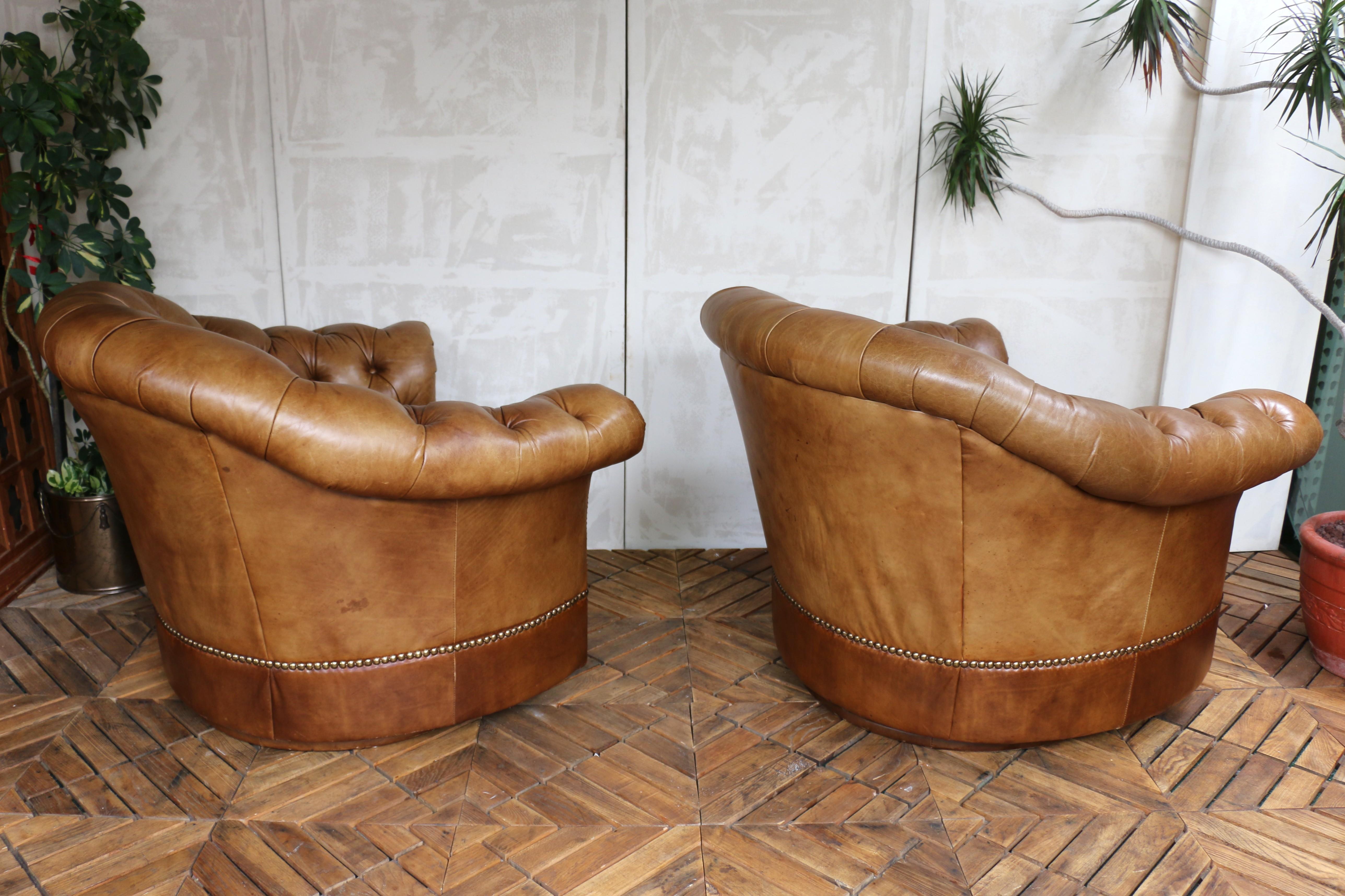 Cuir Vintage Pair of Brown Leather Chesterfield Swivel Club Chairs by Century Furnitu en vente
