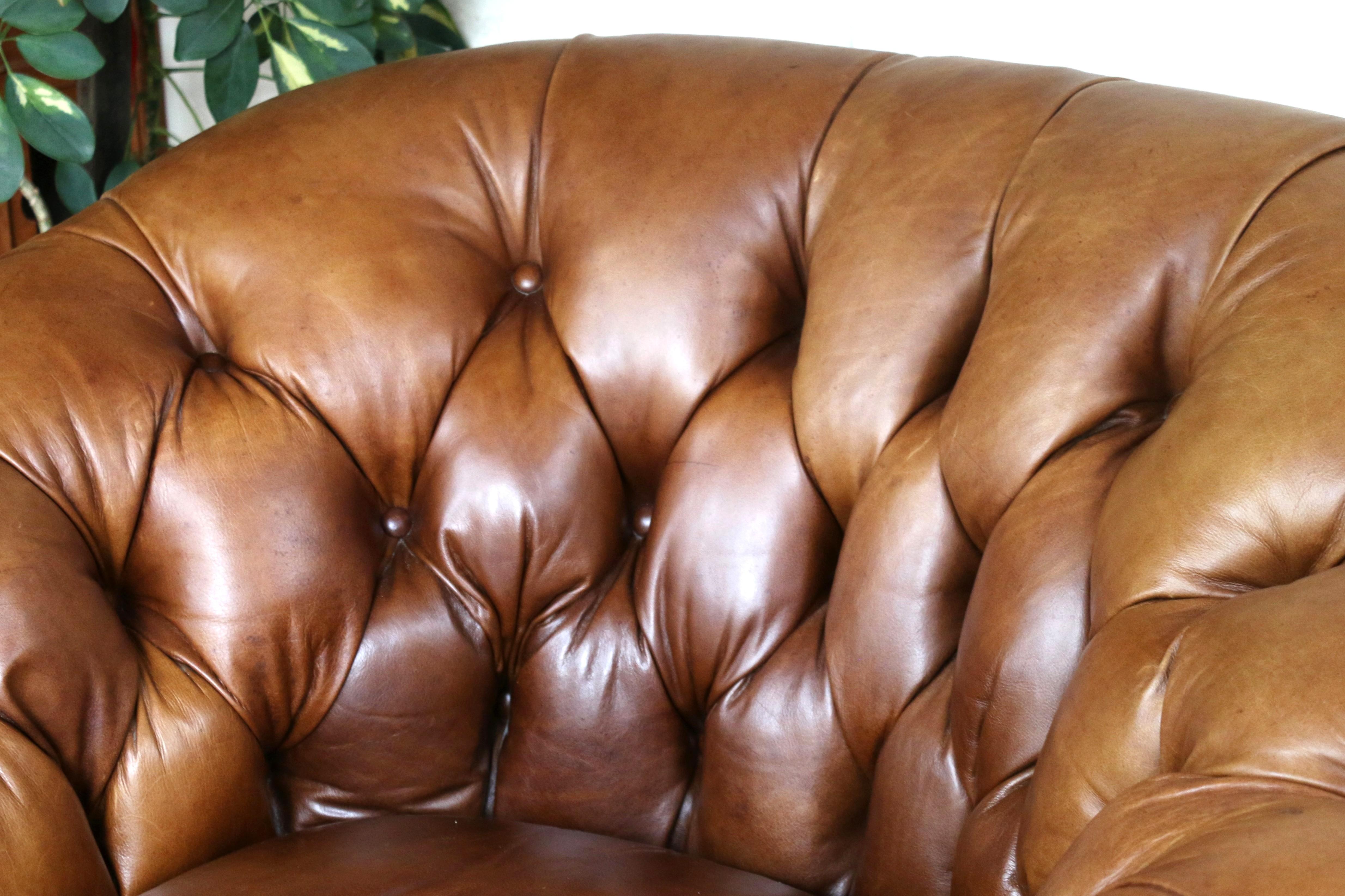 Vintage Pair of Brown Leather Chesterfield Swivel Club Chairs by Century Furnitu en vente 3