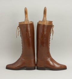 Vieille paire de bottes d'équitation à lacets en cuir brun pour femmes