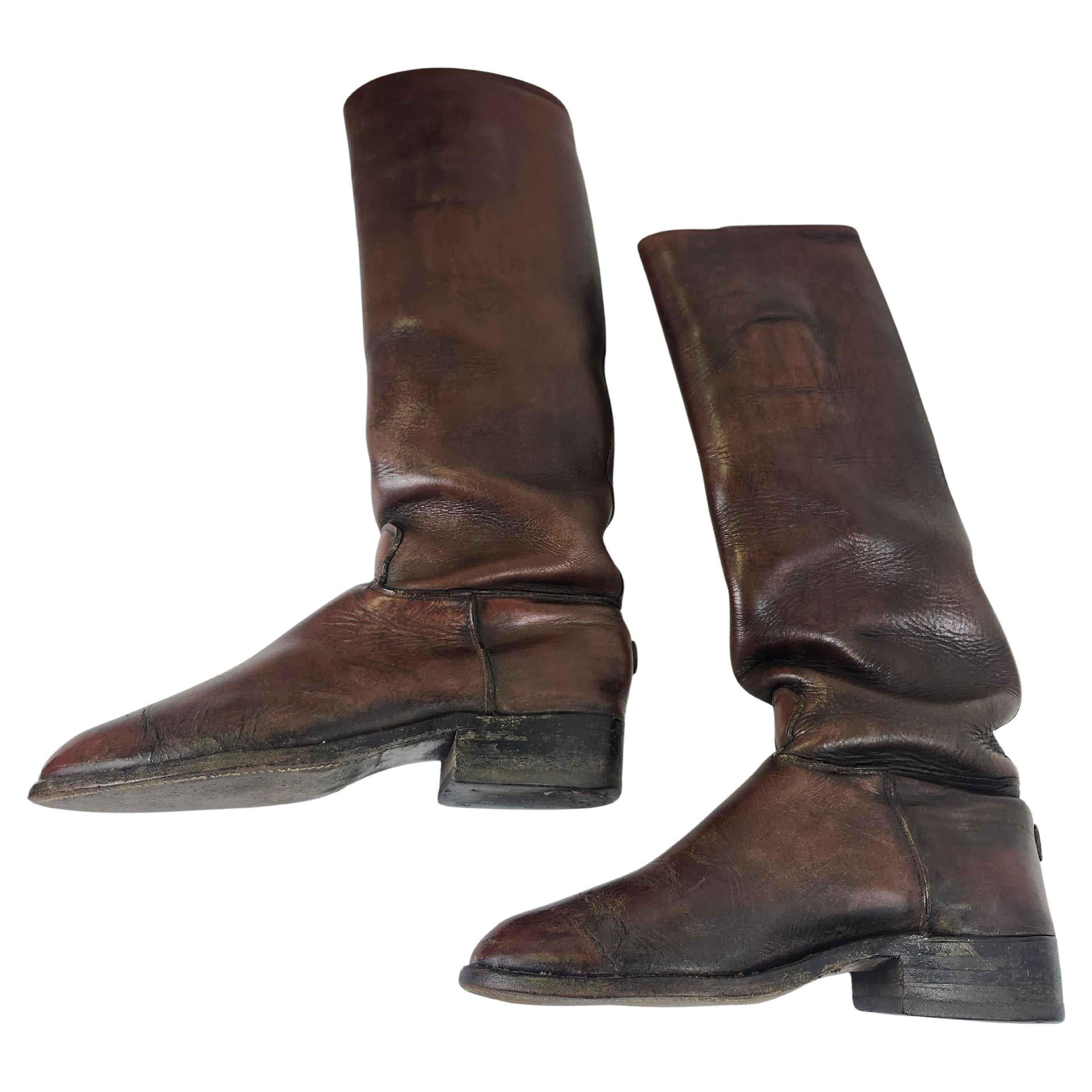 Fabuleuse paire de bottes d'équitation en cuir marron pour hommes. 10C est la taille présumée. Imprimé à l'intérieur du haut de la botte. En excellent état vintage avec usure due à l'utilisation et à l'âge, voir photos.