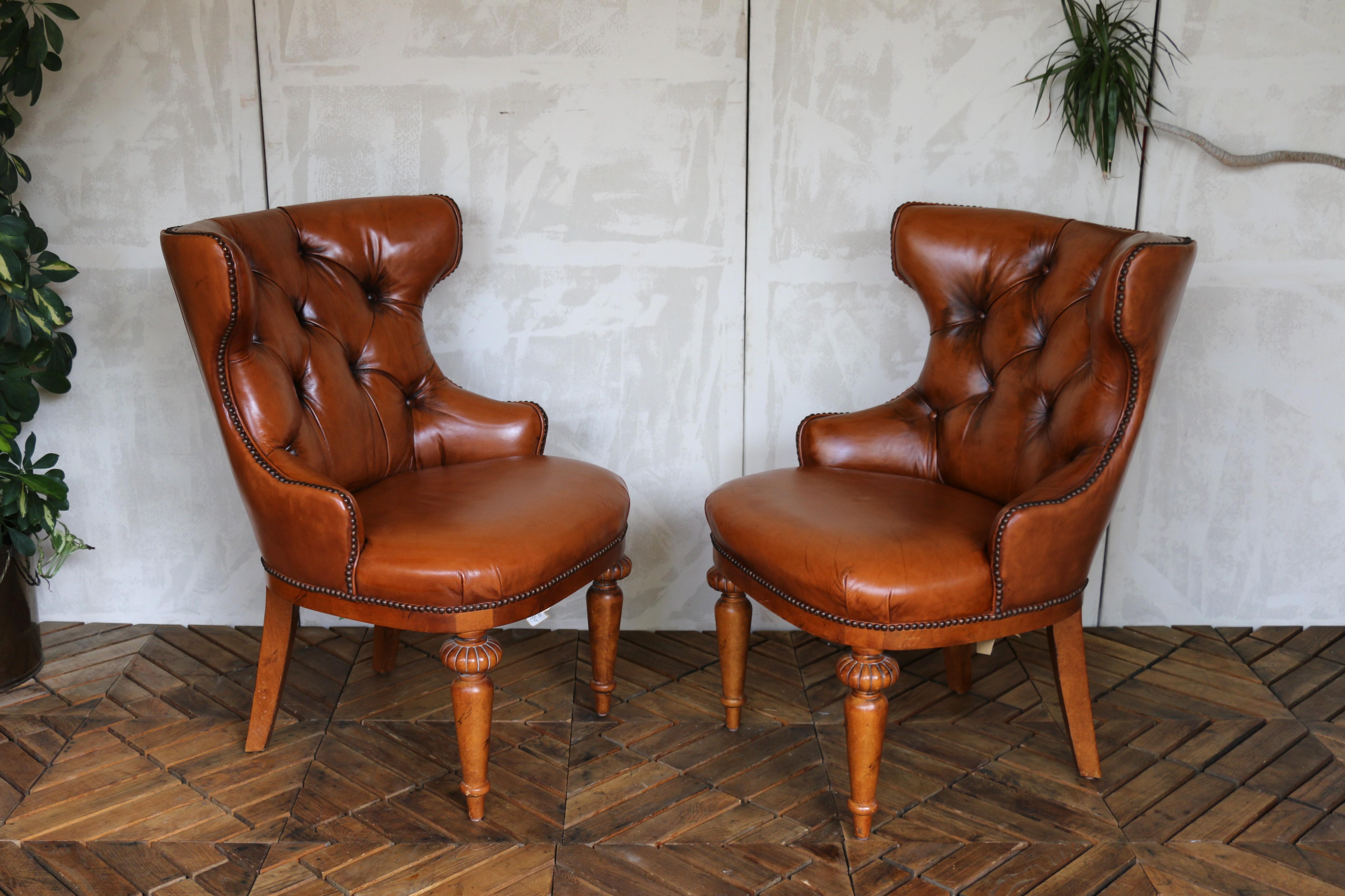 Américain Paire de chaises d'appoint en cuir brun touffeté Vintage par Century Furniture en vente