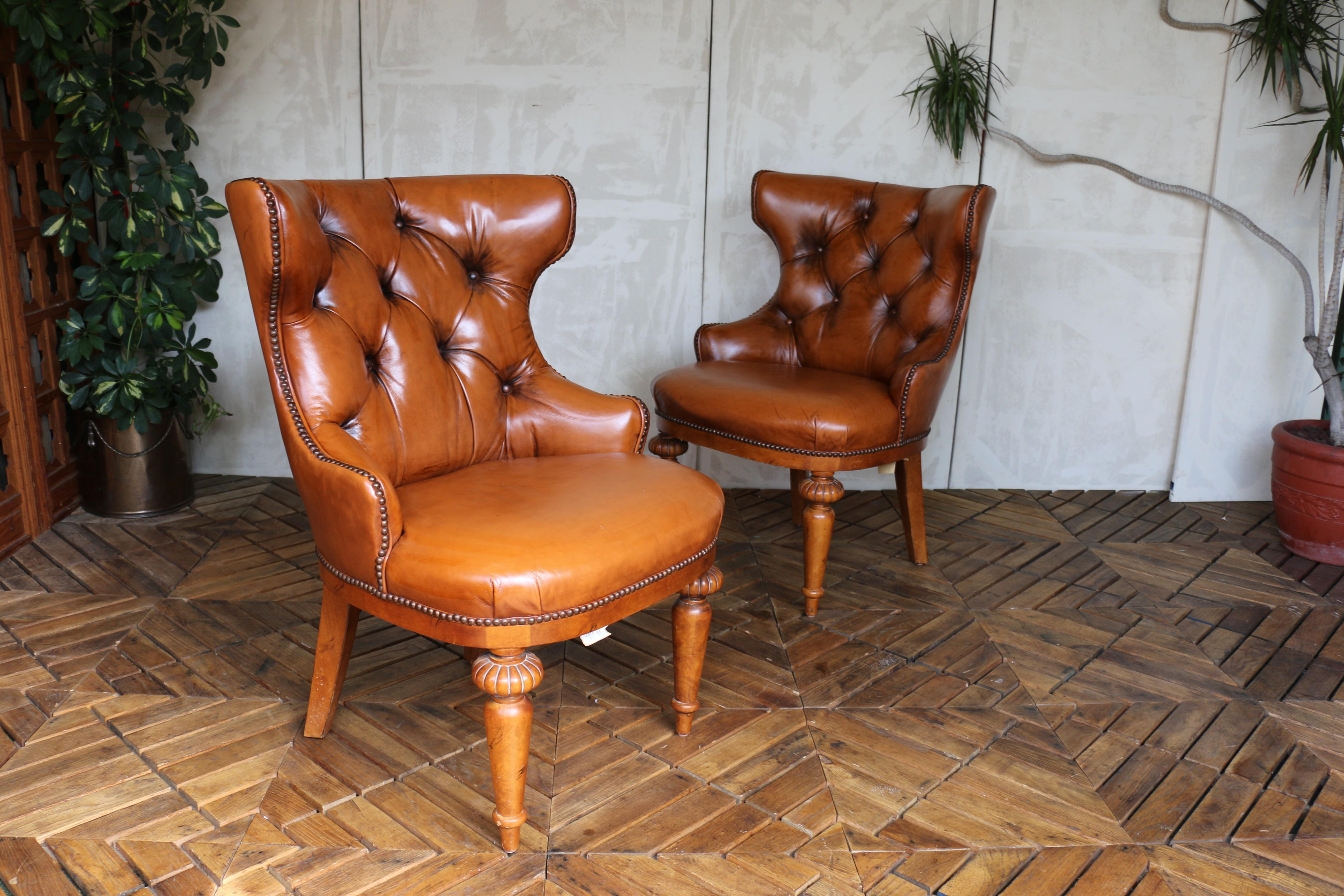 Fin du 20e siècle Paire de chaises d'appoint en cuir brun touffeté Vintage par Century Furniture en vente