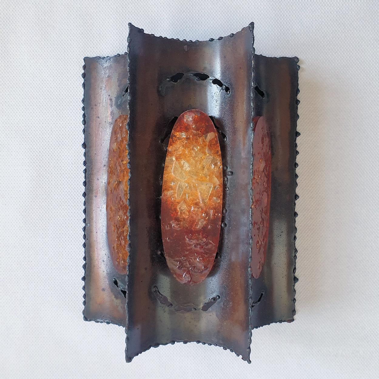 Paire d'appliques vintage en laiton traité à l'acide, style Brutaliste, France années 1960.
Les appliques Mid Century Modern sont composées de 3 éléments en lucite ambrée qui, une fois allumés, éclairent l'applique d'une lueur chaleureuse. Les