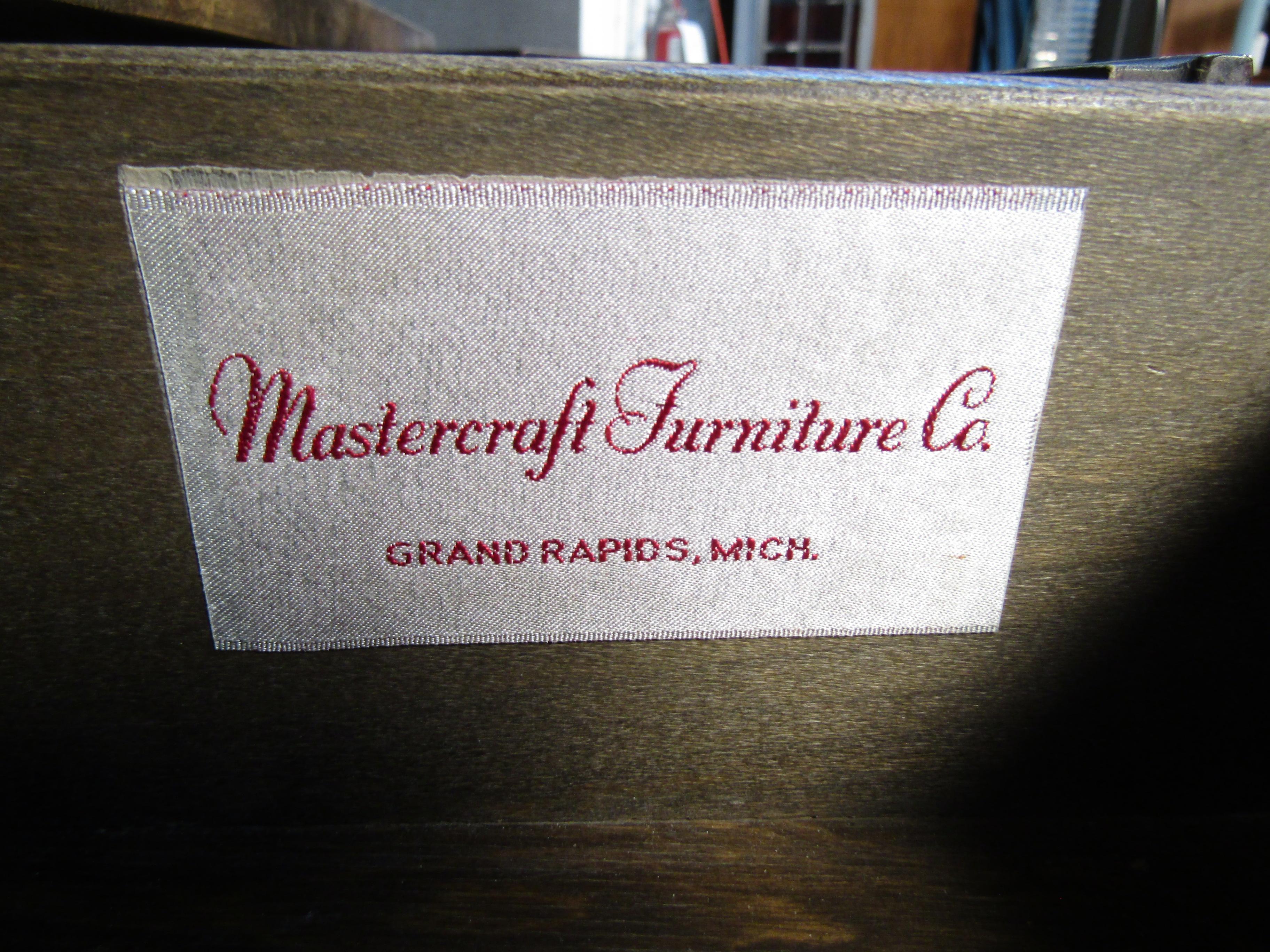 Paire de tables de nuit vintage en broussin et laiton par Mastercraft en vente 2