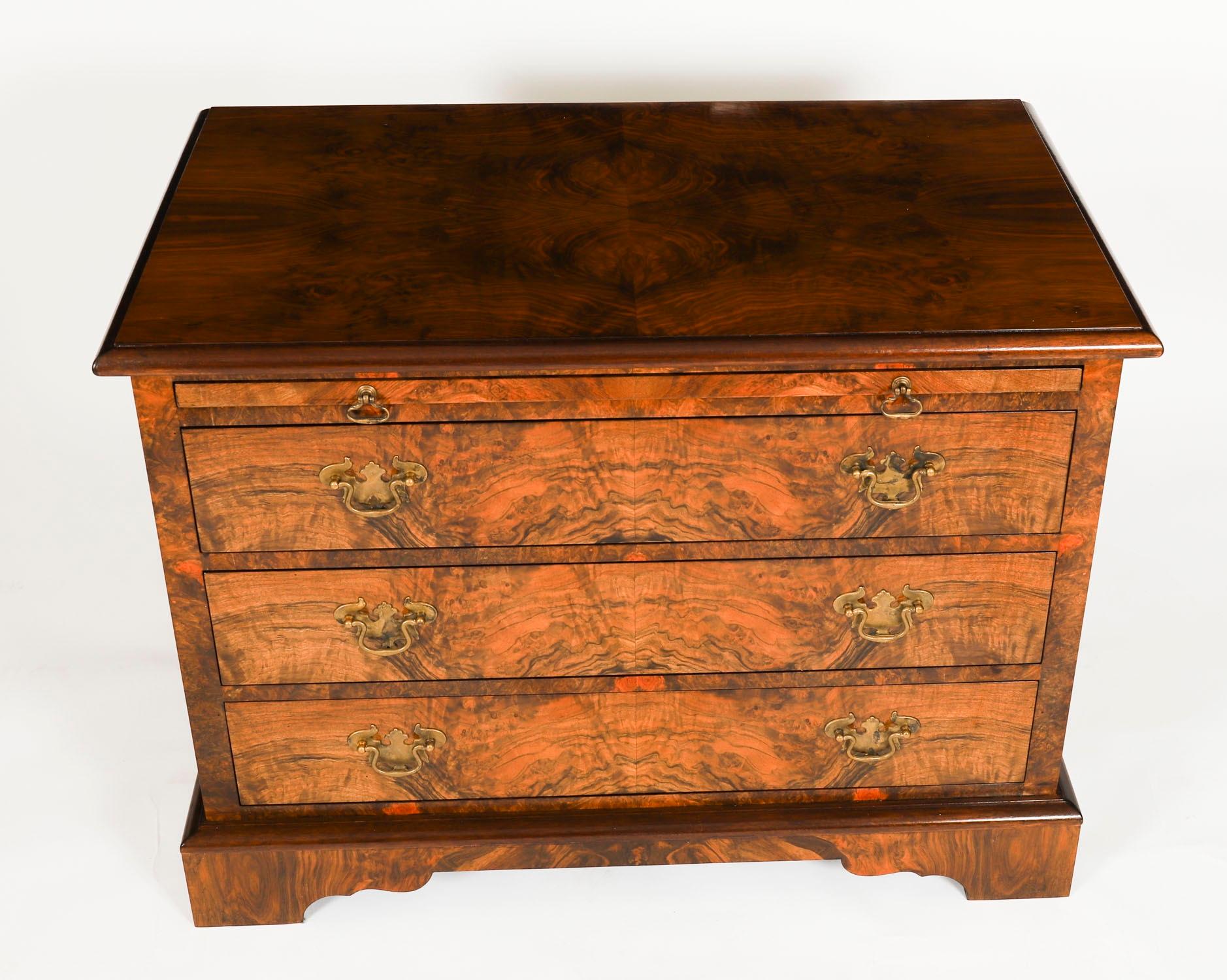 Vintage Pair of Burr Walnuss Nachttische Schränke mit Folien 63x85cm (Georgian) im Angebot